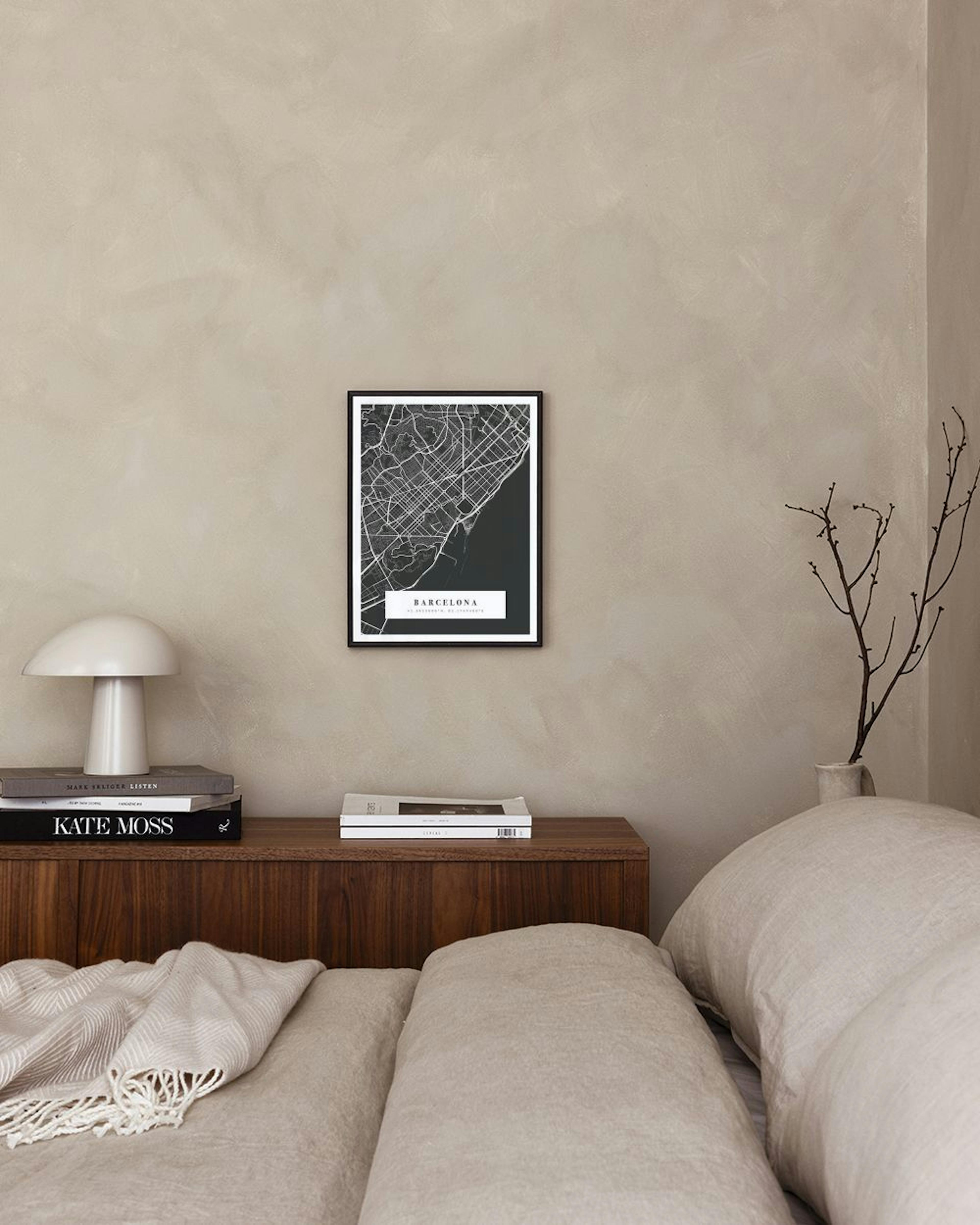 Poster personalizzato con mappa di Barcellona in bianco e nero, appeso sopra una credenza con vasi e libri.