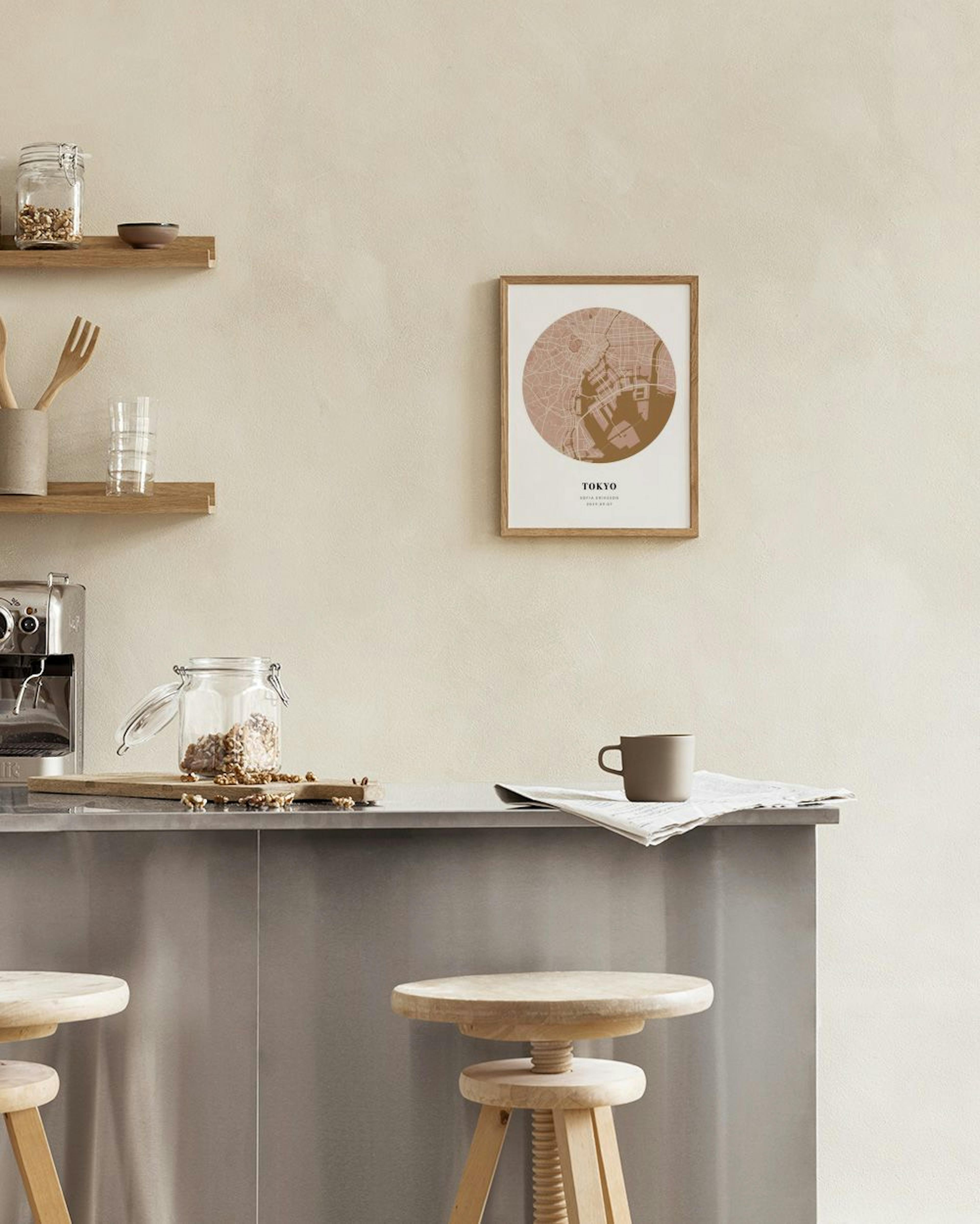 Ein personalisiertes Poster mit einer kreisförmigen Stadtkarte von Tokio in Rosatönen, die über einem Sideboard mit Büchern und 