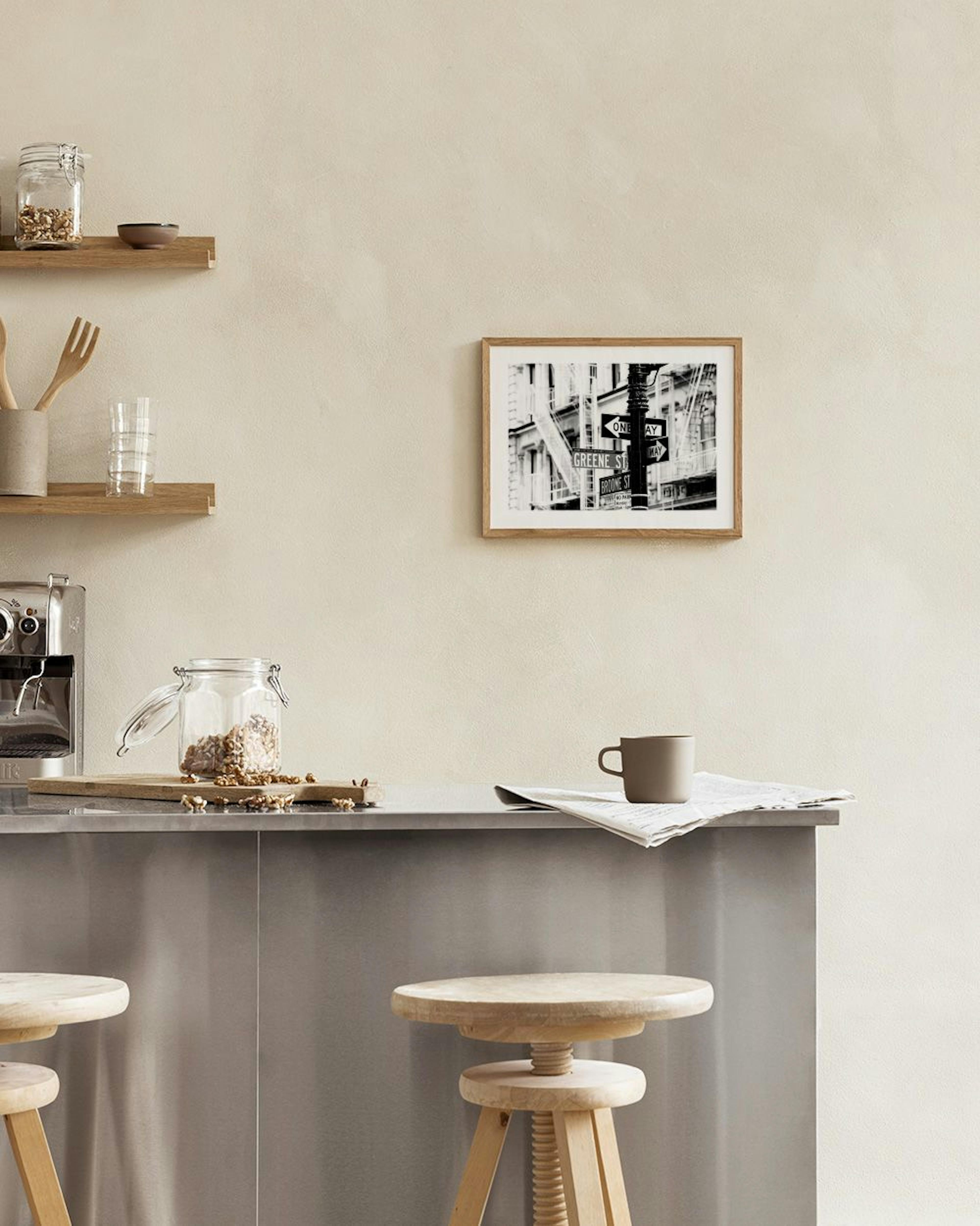 Poster con segnaletica stradale di New York in bianco e nero, appeso sopra un mobile bianco con vaso e decorazioni.