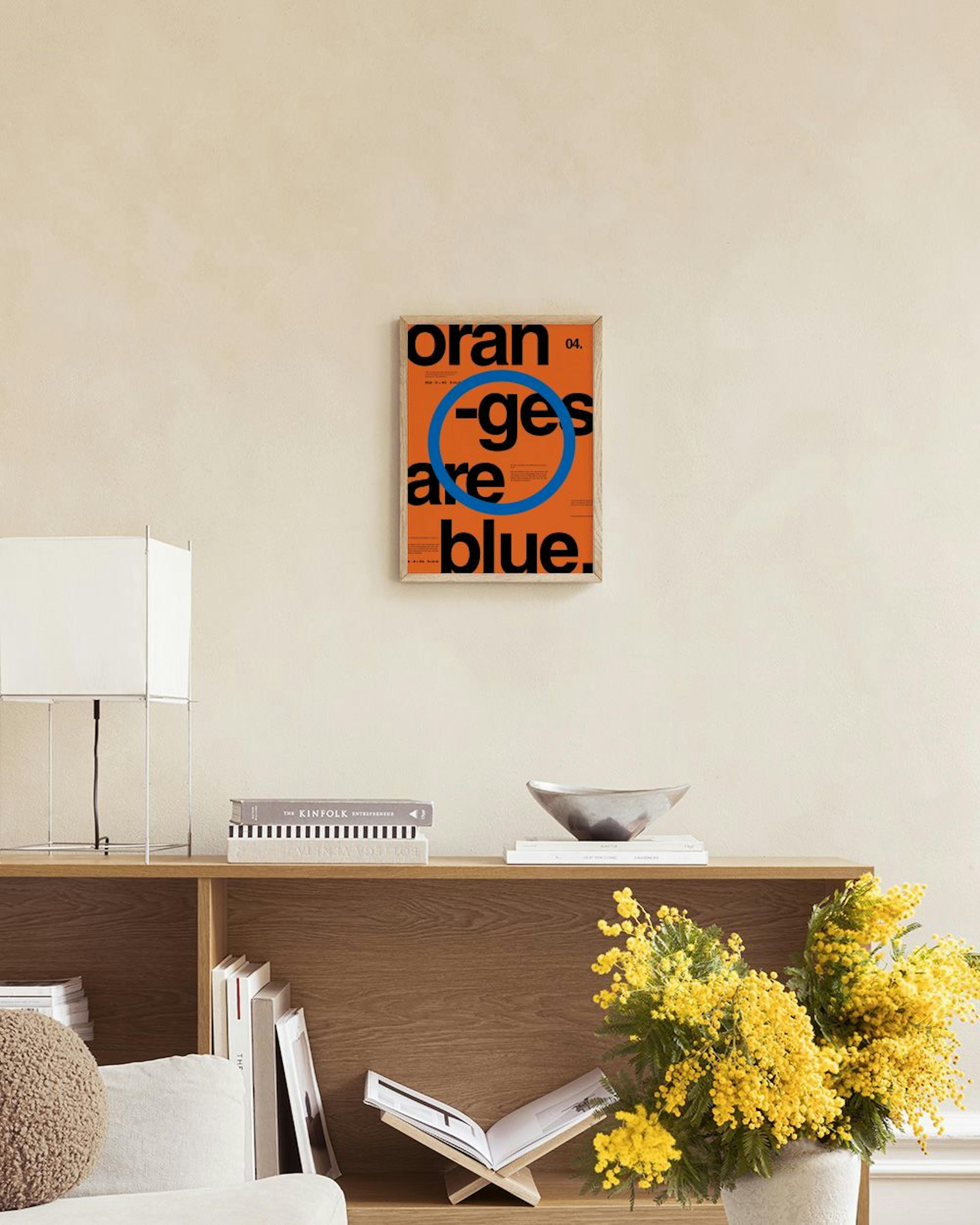 Poster mit dem Text oranges are blue in Schwarz auf Orange, mit blauem Kreis, über einer Holzbank.