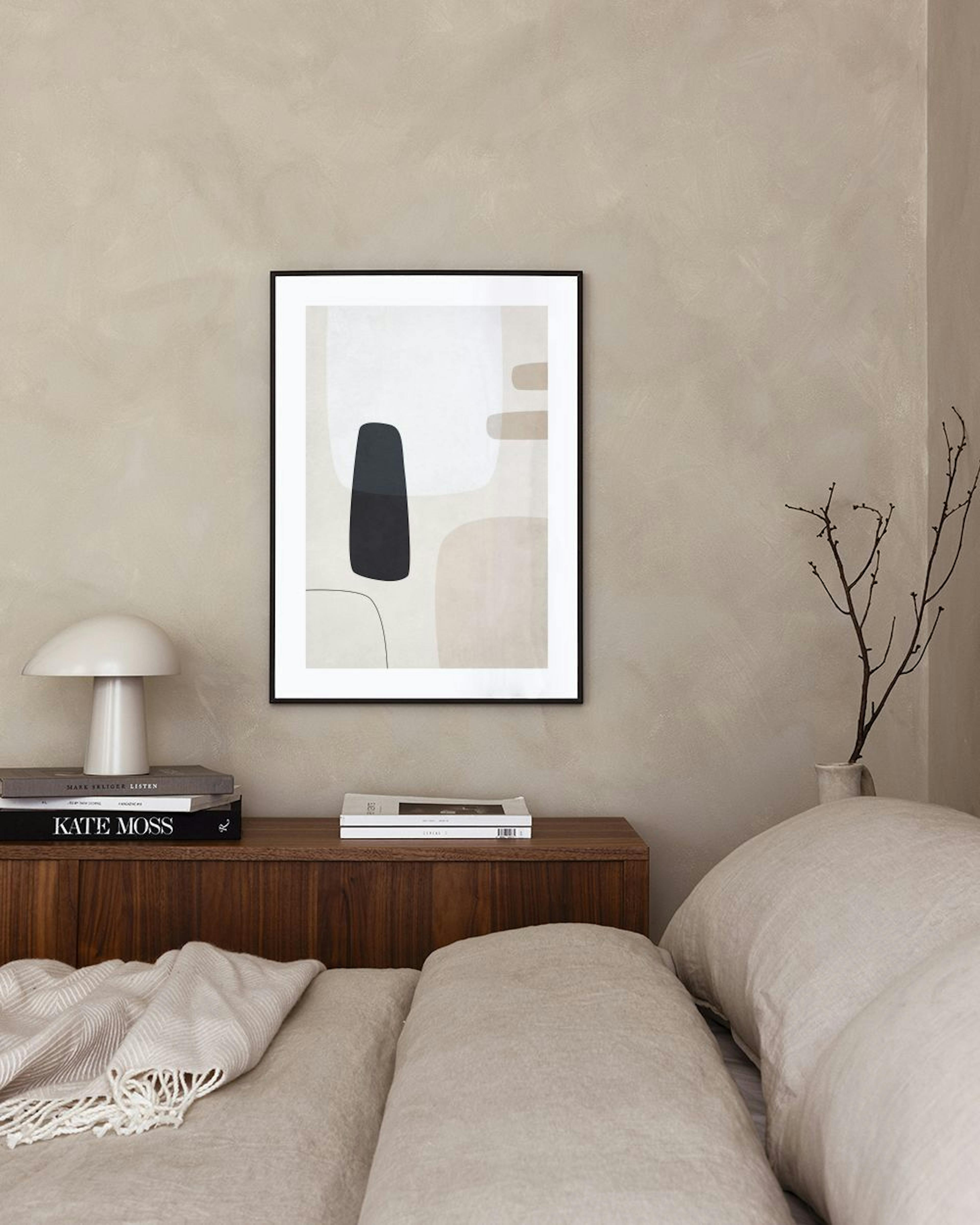 Poster astratto con forme organiche nere, beige e bianche, appeso sopra una sedia blu e un tavolino nero con scultura.
