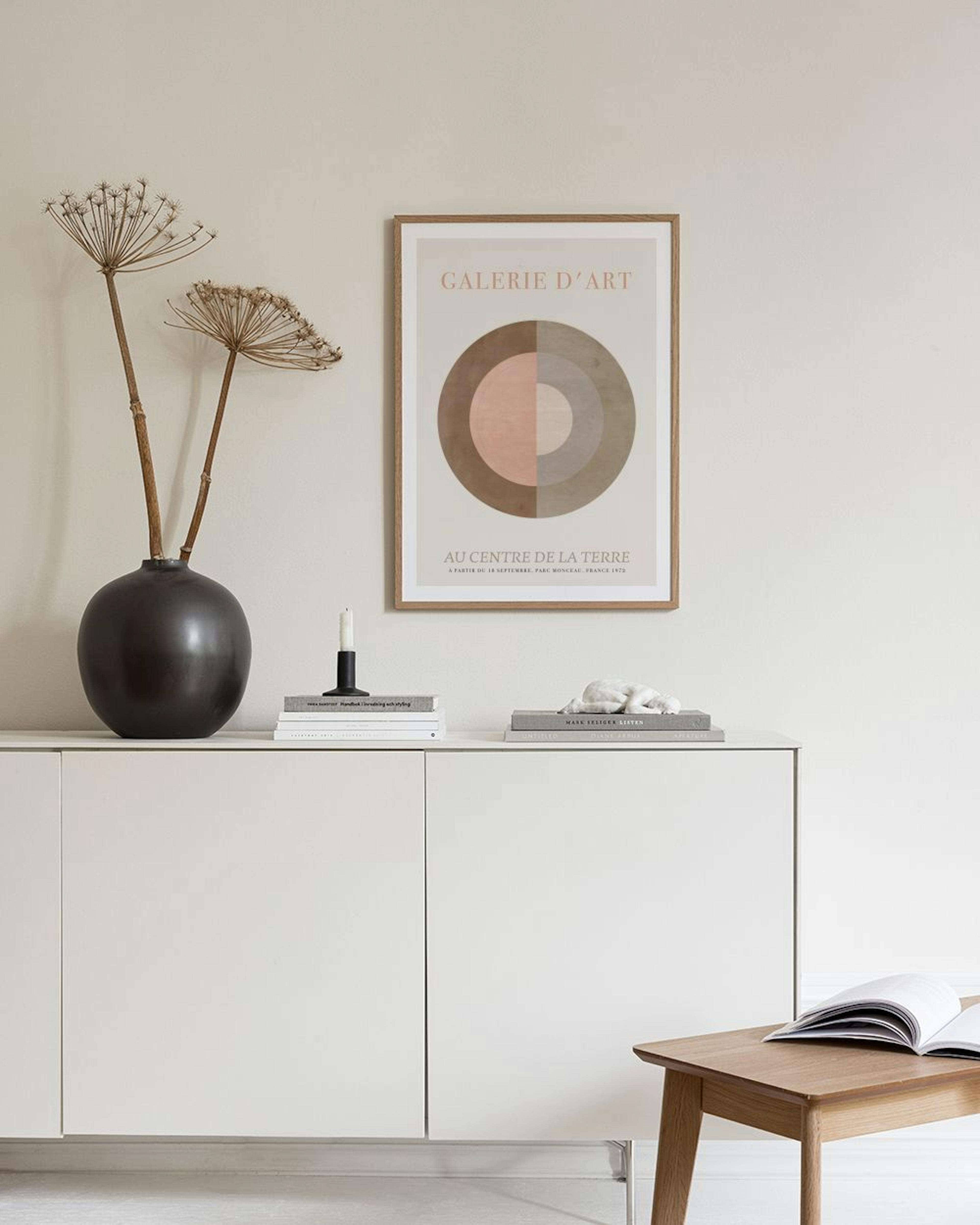Poster Galerie DArt mit Kreisen in Braun-, Rosa- und Grüntönen, über einem weißen Sideboard mit Vase und Buch.