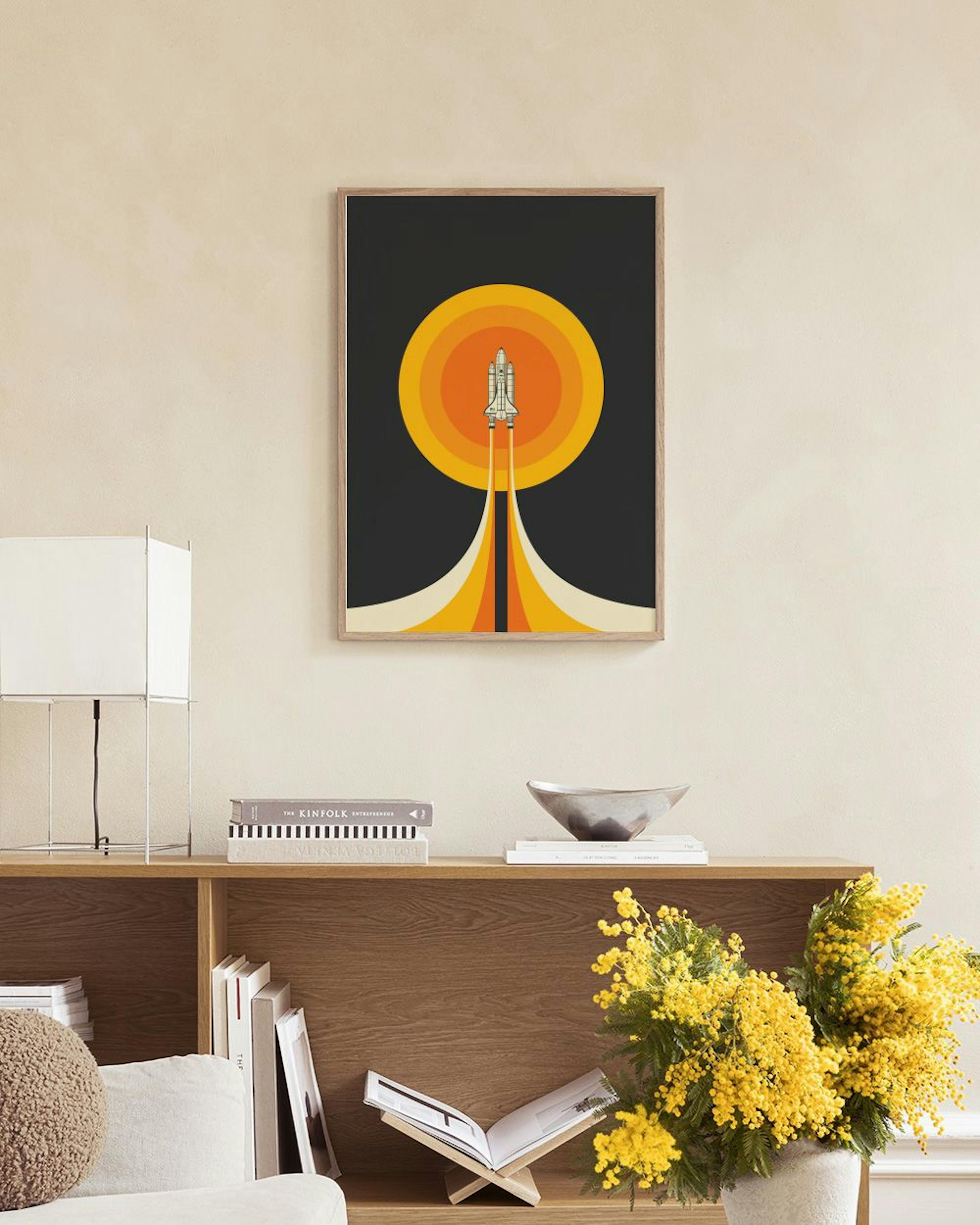 Poster con navetta spaziale in decollo su sfondo nero, cerchi arancioni e gialli, su una panca con lampada.