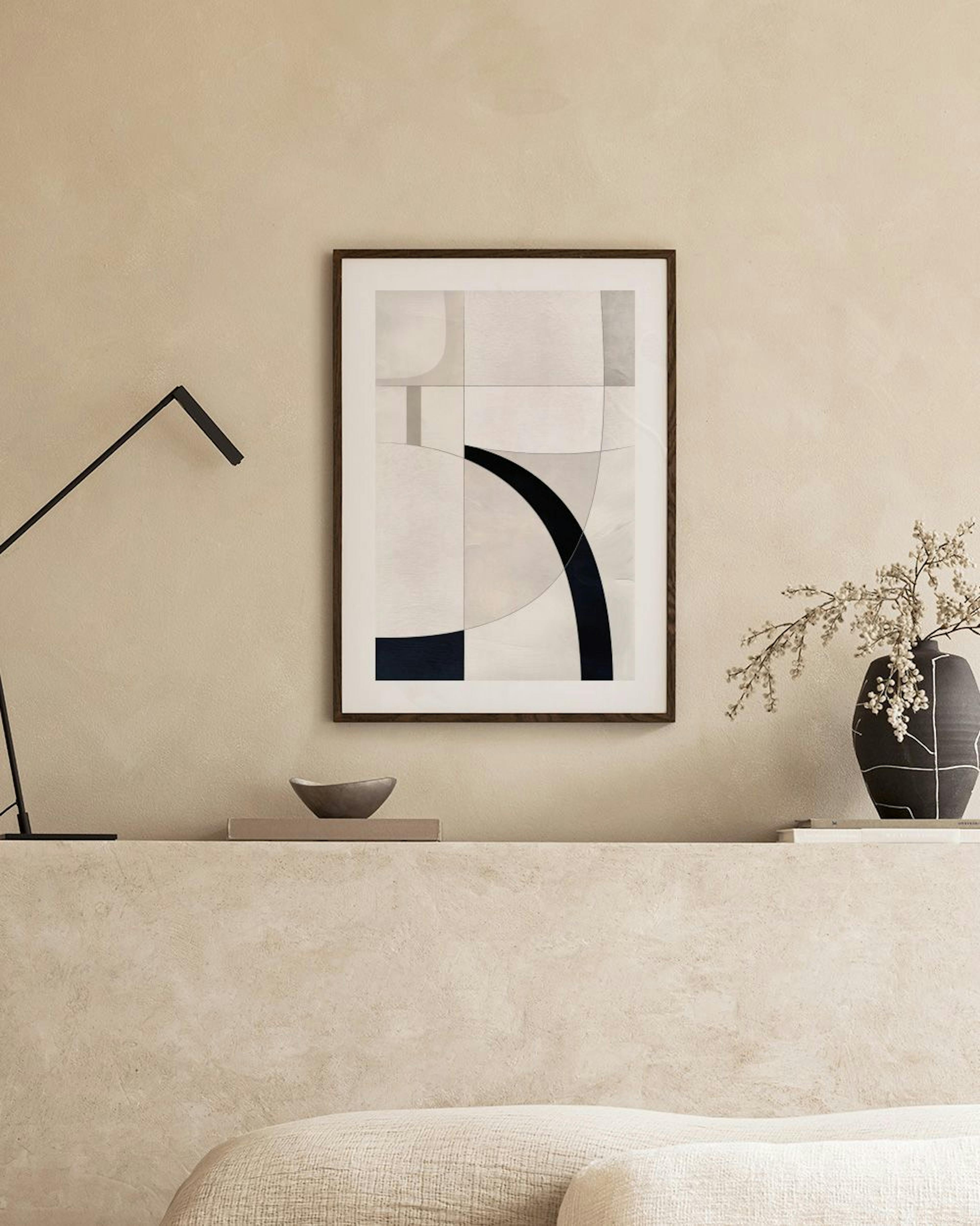 Un póster con formas geométricas y curvas en tonos blanco, gris y negro, colgado sobre un mueble blanco con un jarrón y un tabur