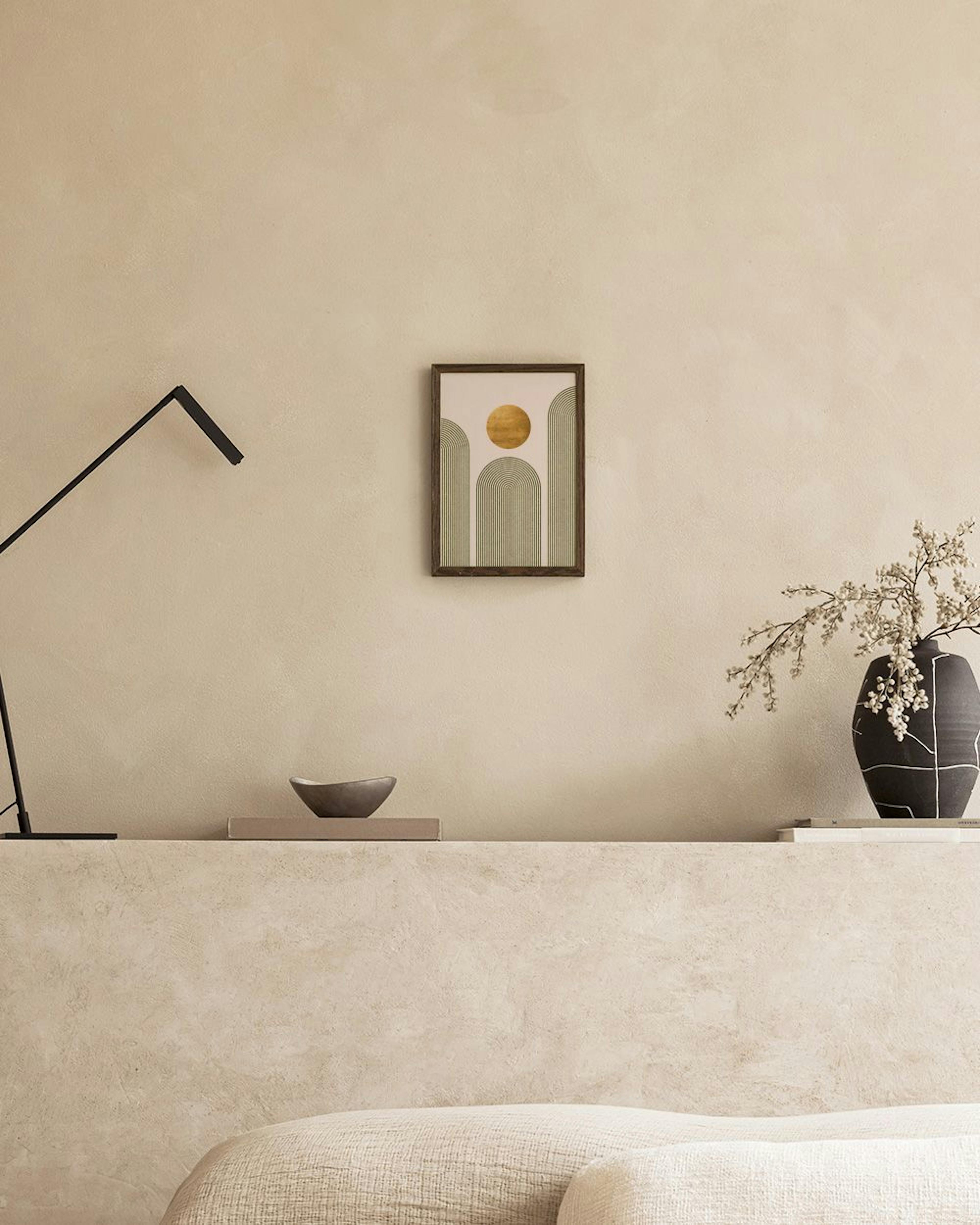 Poster con un sole dorato e archi neri a strisce verticali su sfondo beige, appeso in una moderna sala.