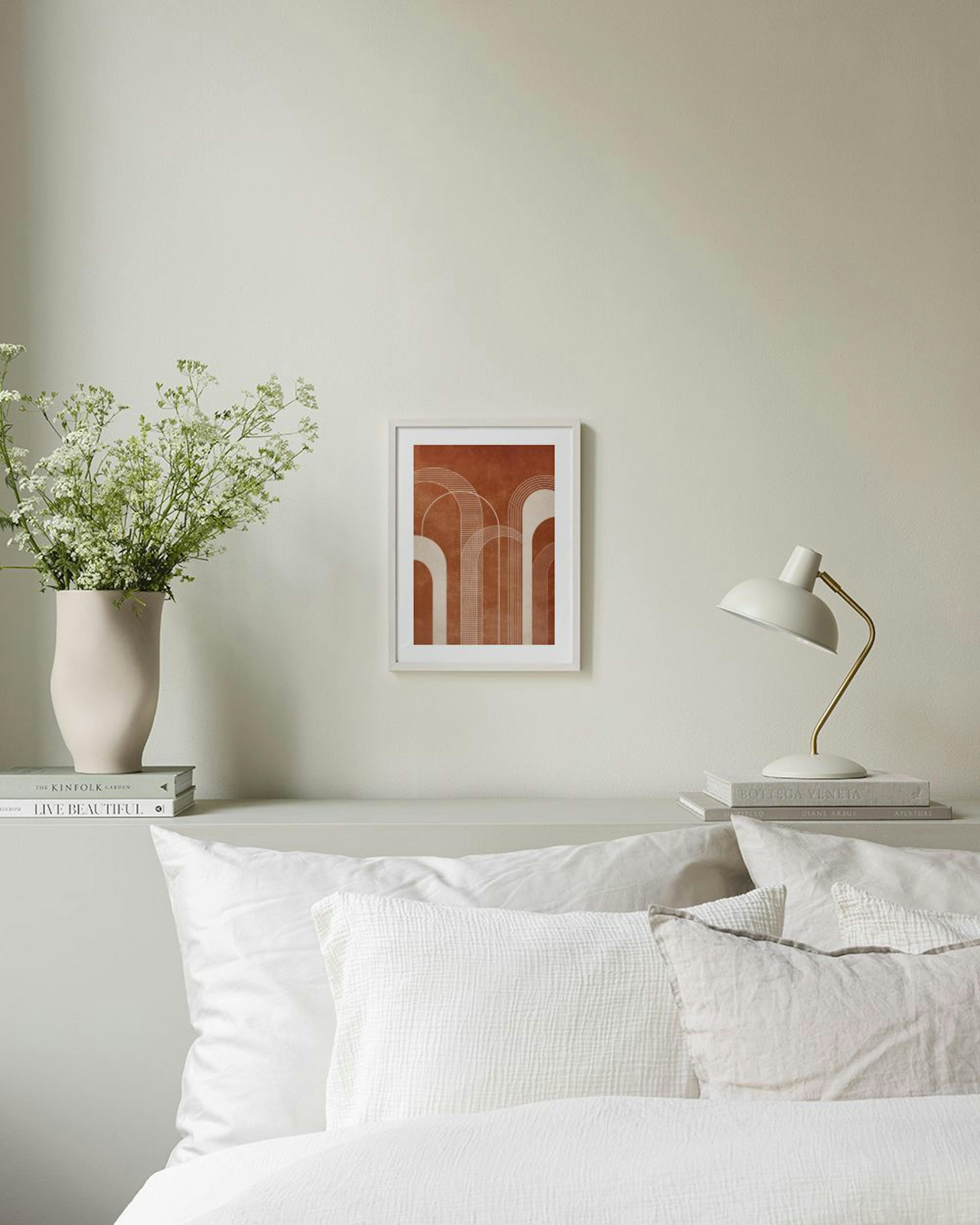 Poster astratto con archi color terra di Siena e beige chiaro, appeso sopra una credenza in legno scuro con vasi e libri.
