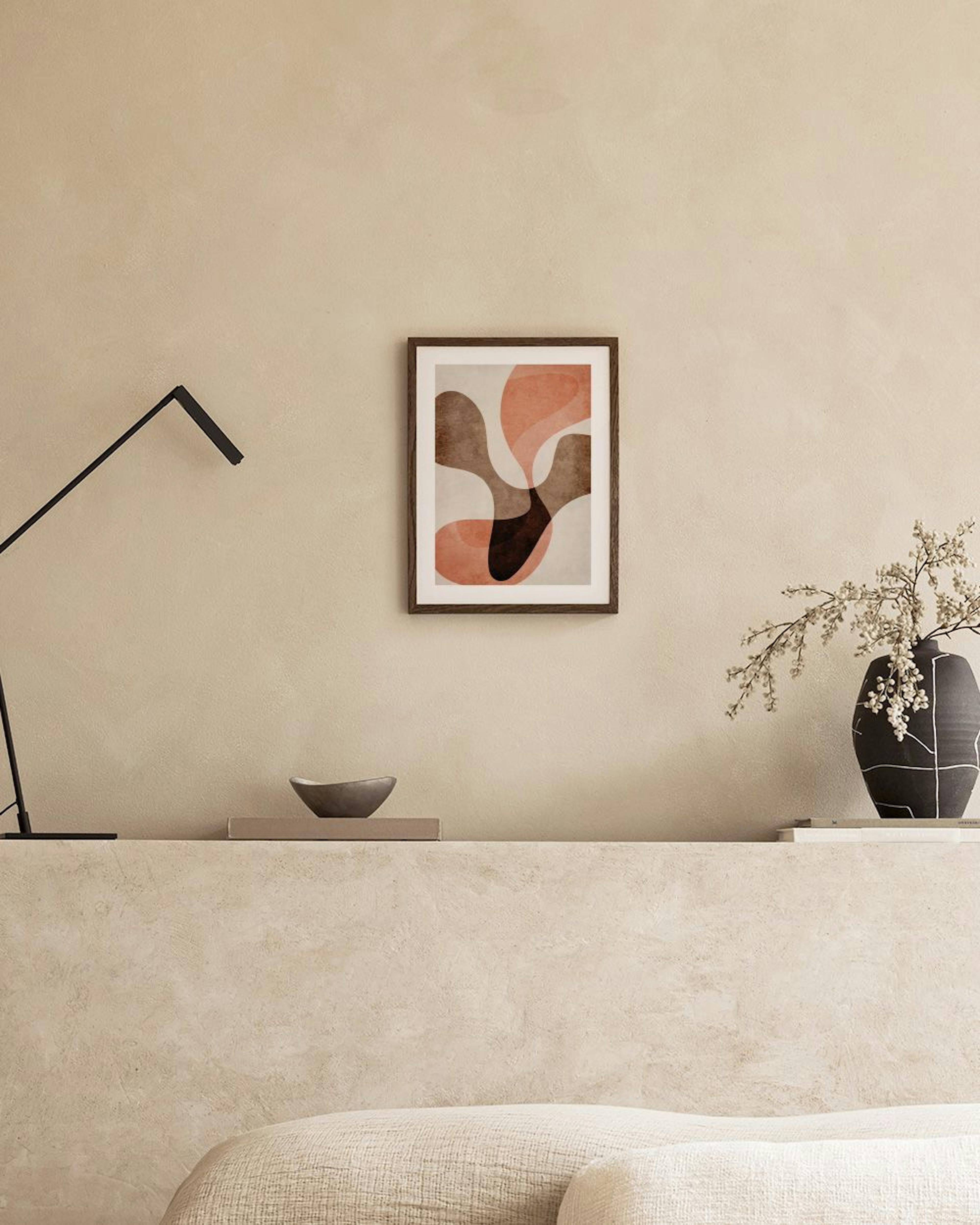 Affiche abstraite aux formes organiques marron et terre cuite, avec des lignes blanches, sur un mur gris au-dessus dun meuble bl