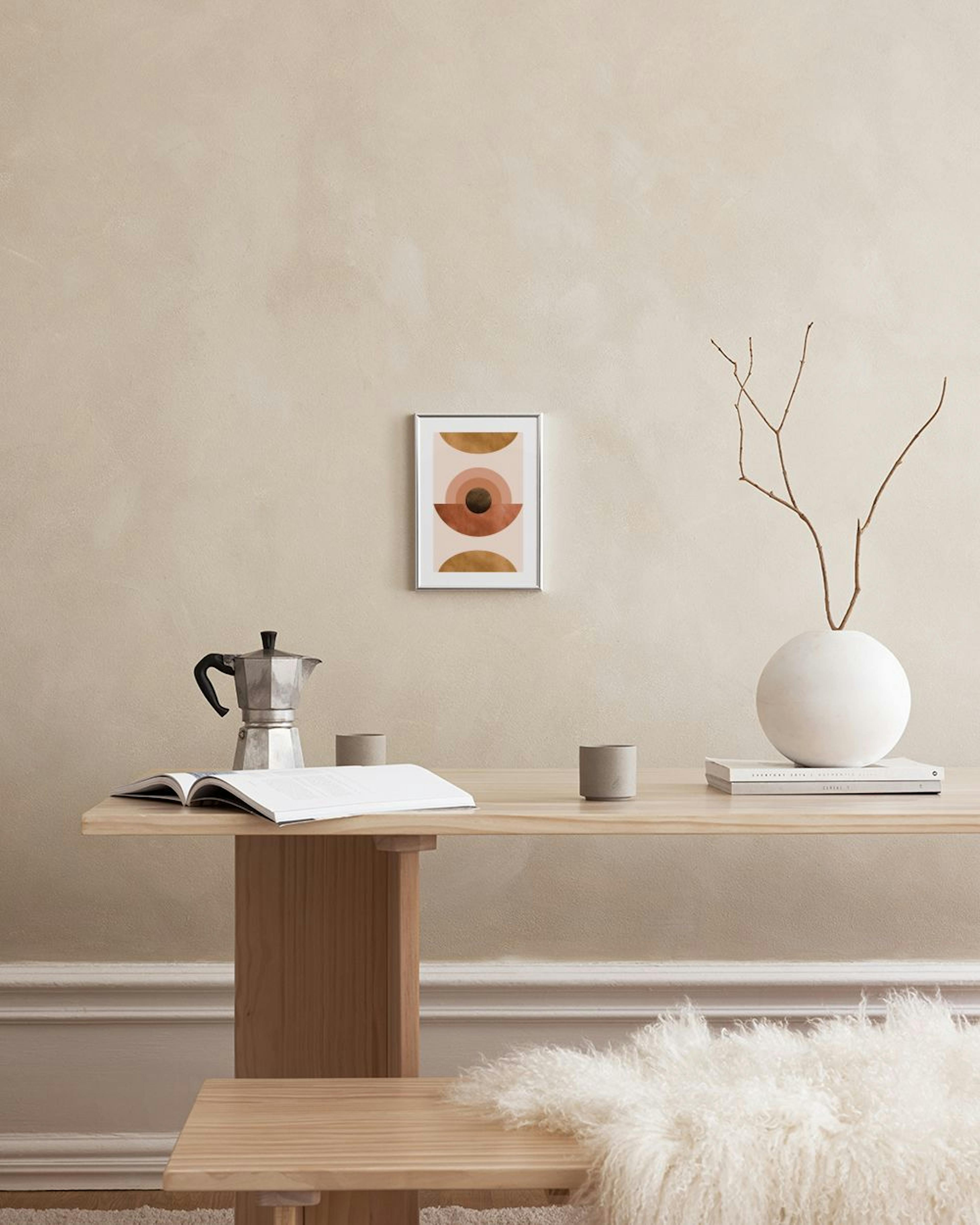 Affiche murale avec formes géométriques beige, terre cuite et or, suspendue au-dessus dune chaise et dune table en bois.