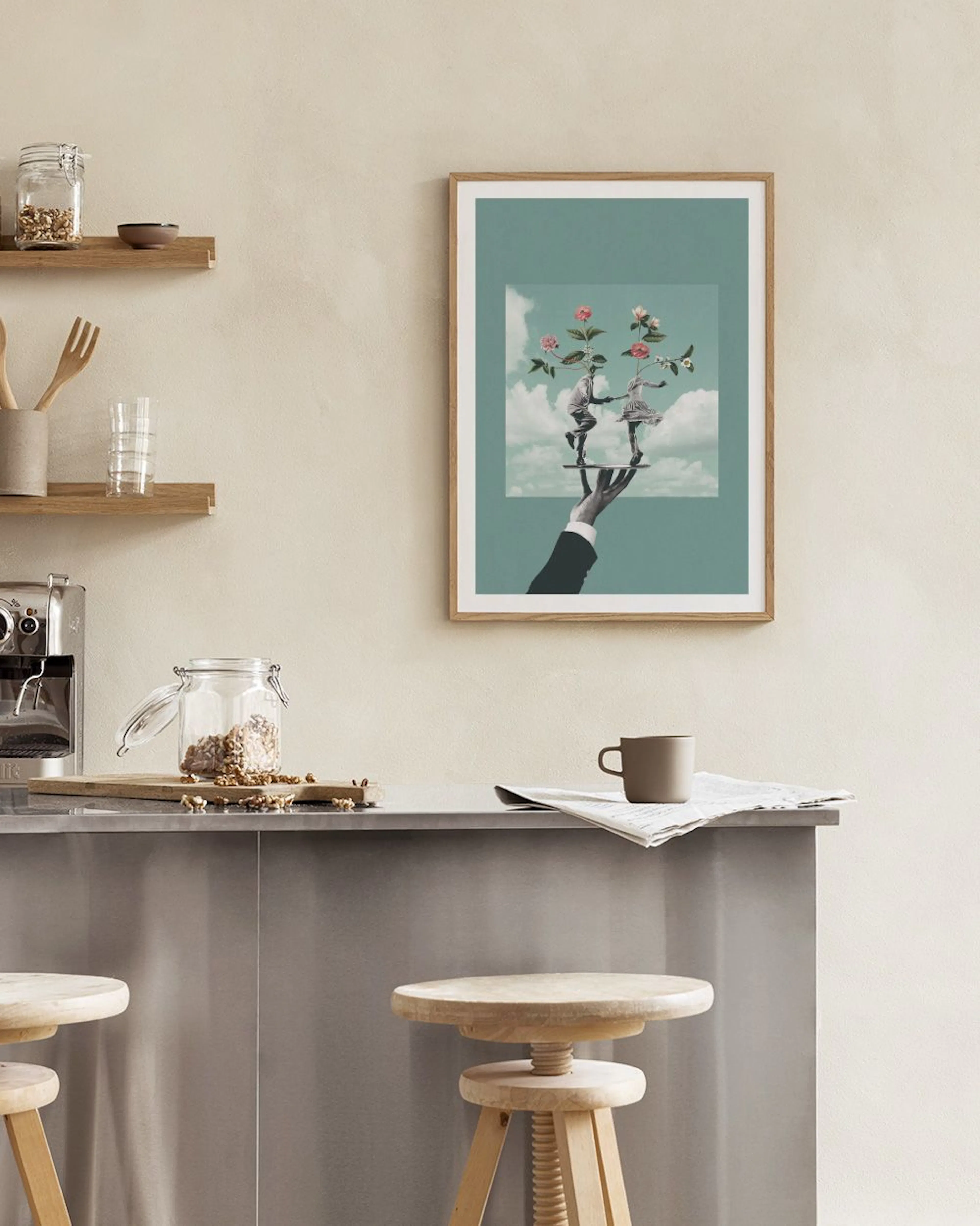 Surrealistisches Poster mit tanzenden Figuren auf einem Tablett, die Rosen als Köpfe haben, auf einer Konsole mit Lampe.