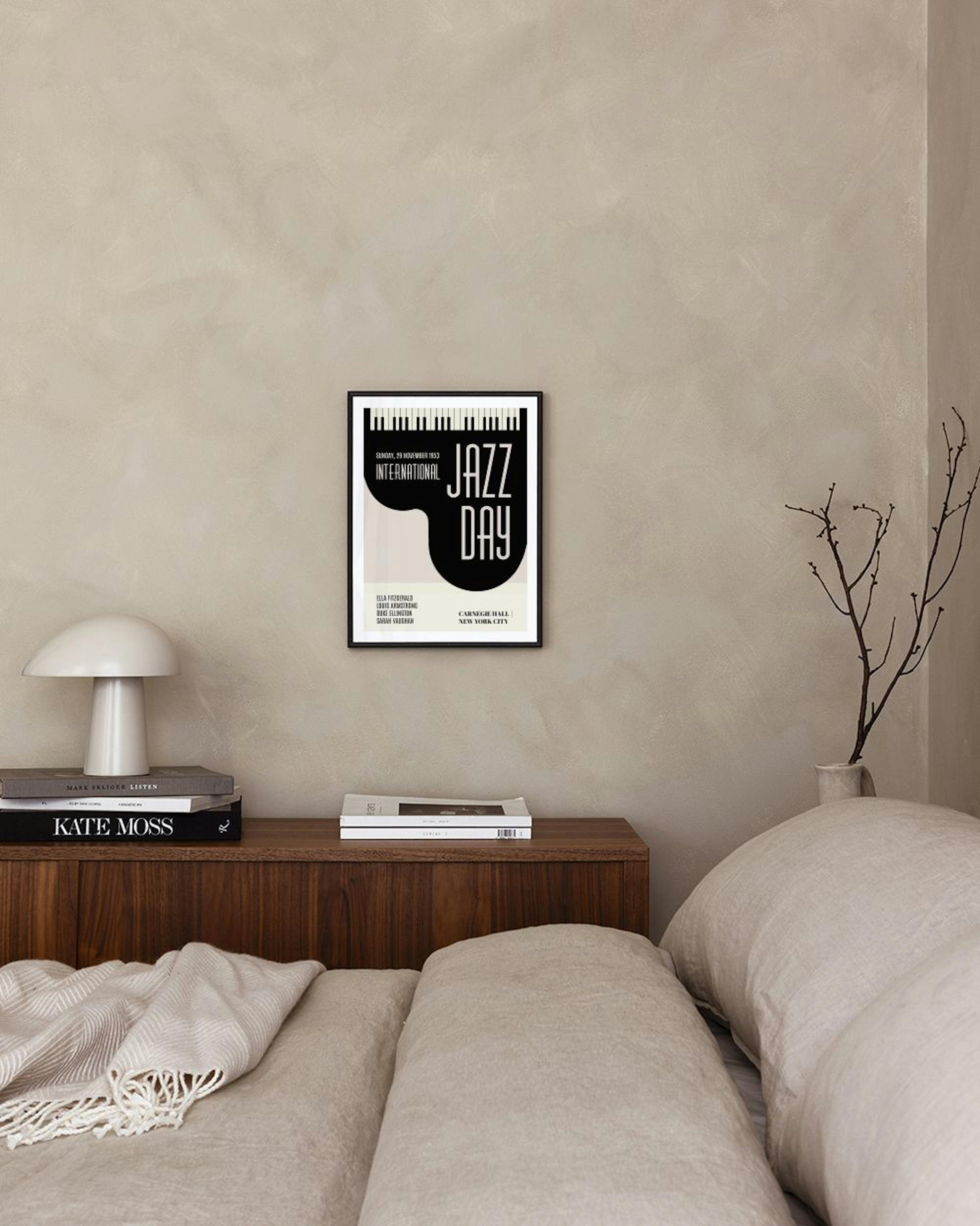 Zwart-witte Jazz Day poster met pianotoetsen en namen van jazzartiesten, hangend boven een witte kast met vaas en stoel.