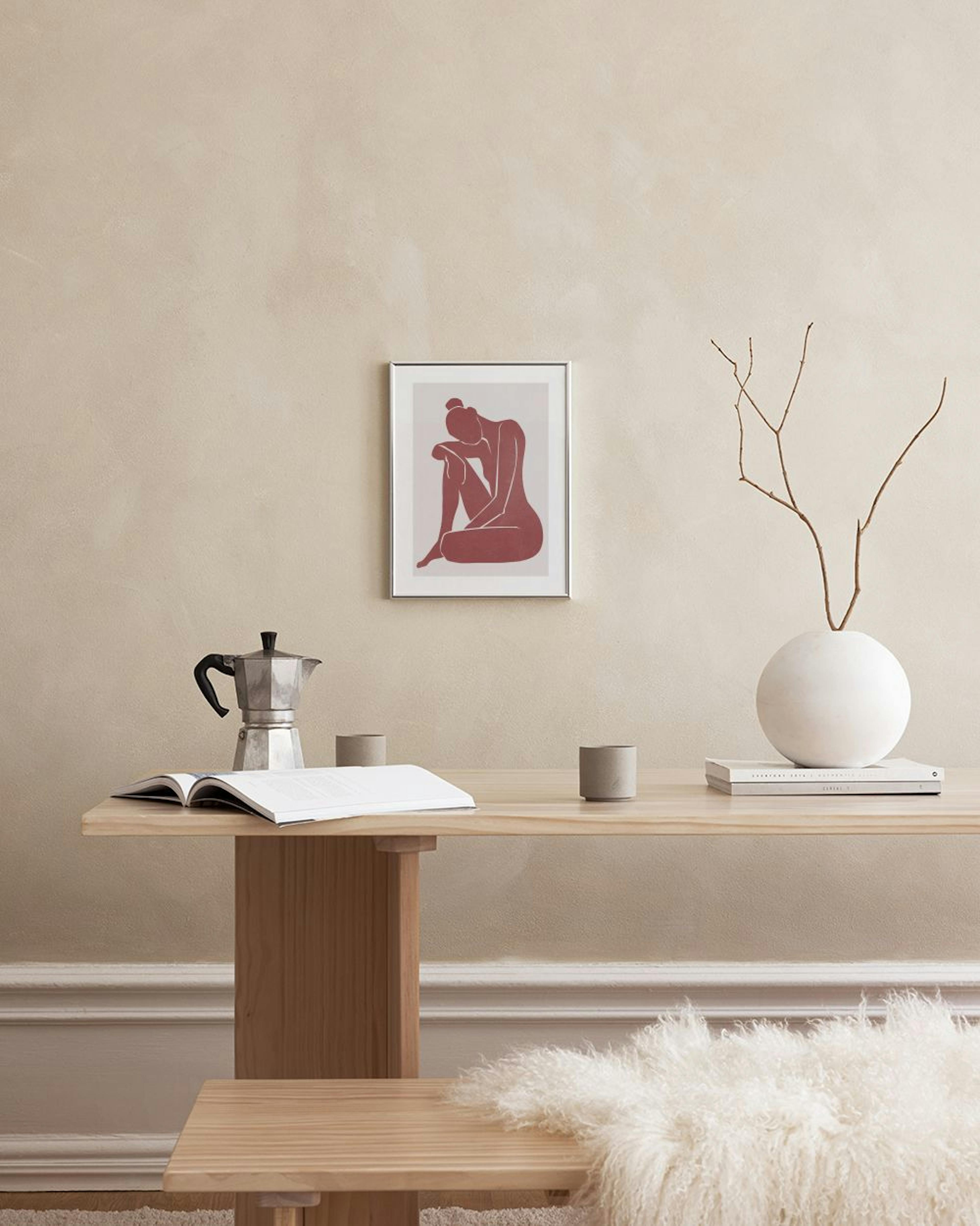 Affiche dune silhouette féminine assise en terracotta sur fond clair, avec des décorations sur un banc tressé.