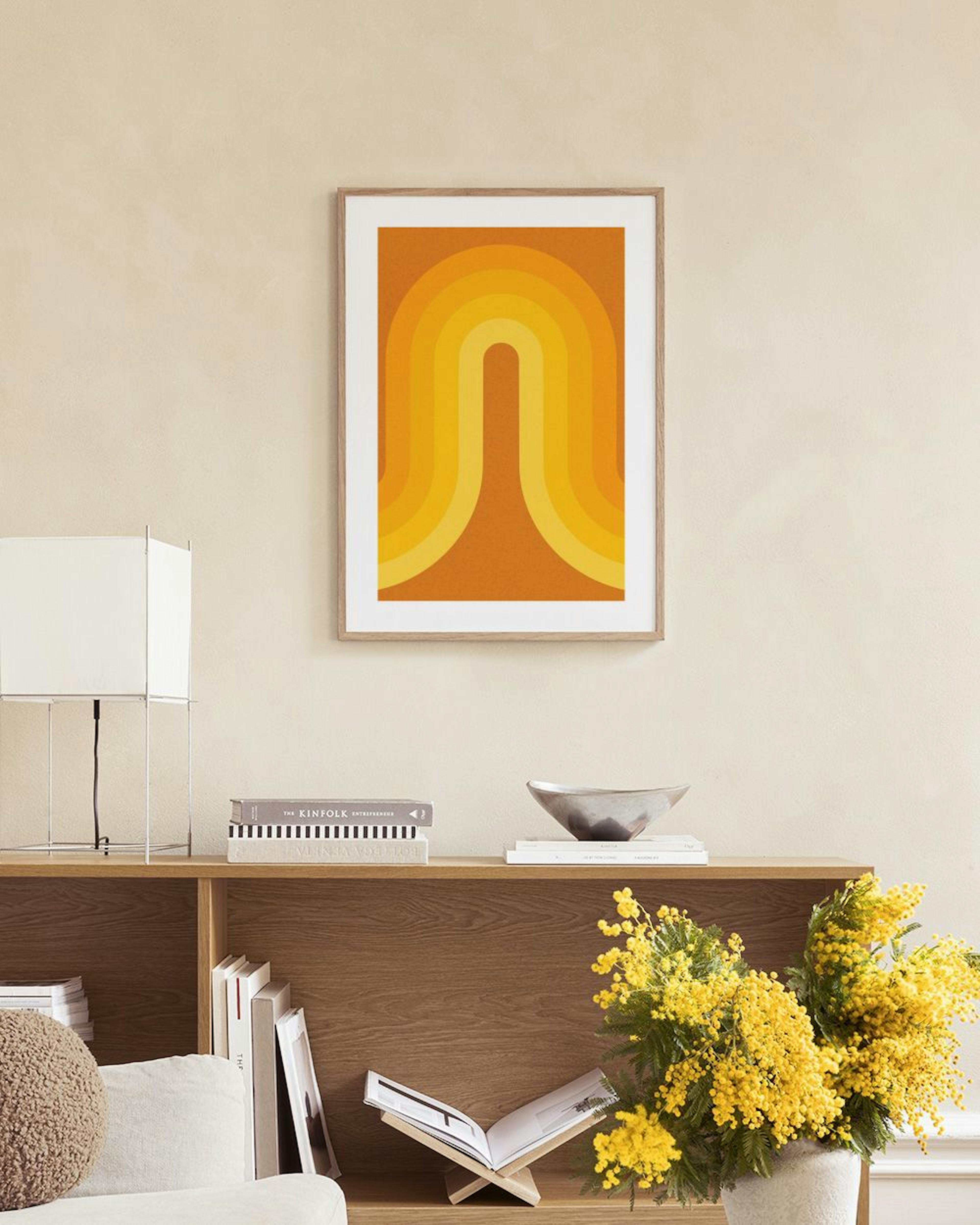 Póster de arte abstracto con patrón de rayas curvas en tonos anaranjados y amarillos, colgado sobre una mesa auxiliar con jarron