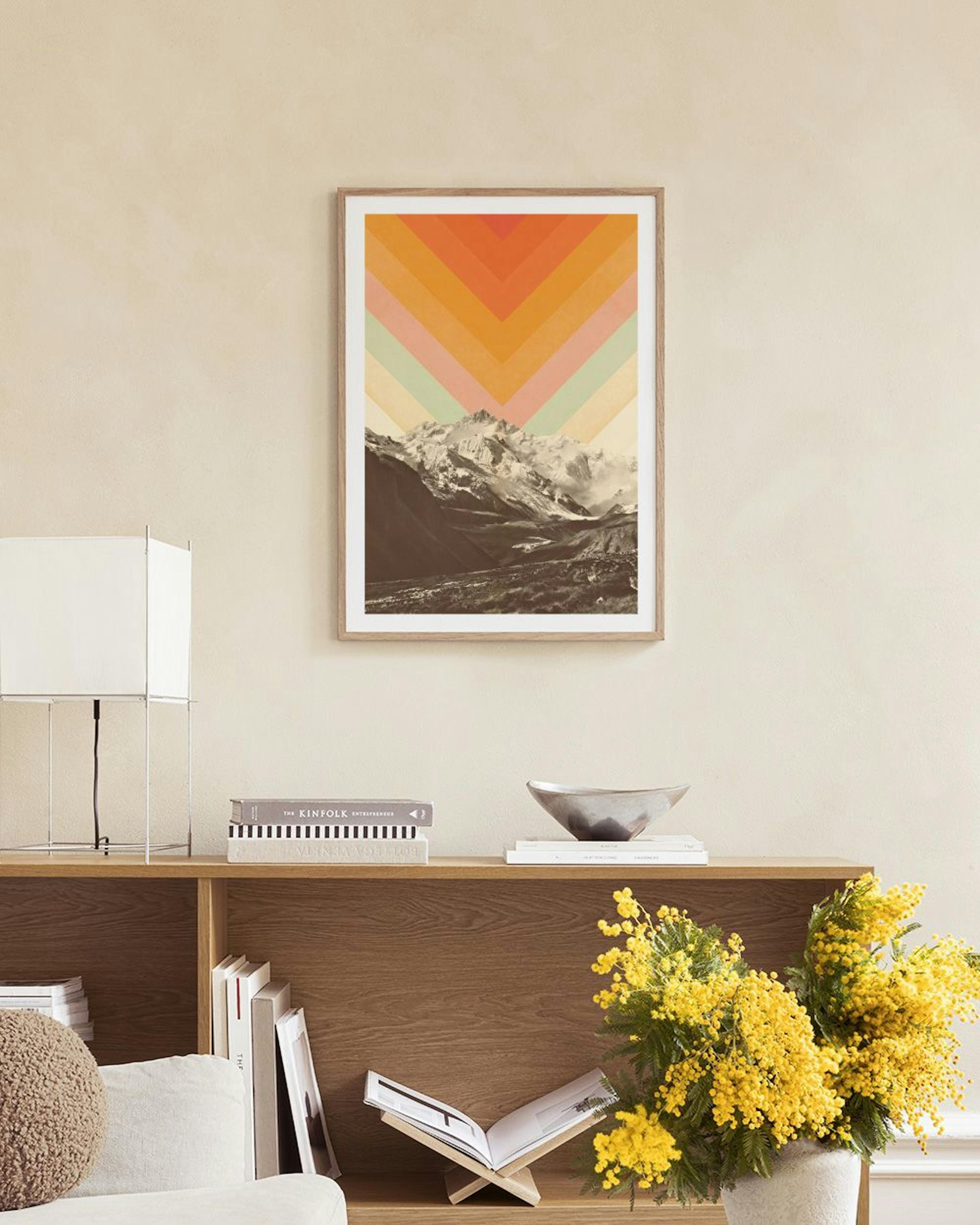 Affiche de montagnes enneigées avec un ciel abstrait aux motifs chevrons orange et rose, suspendue au-dessus dun banc capitonné 