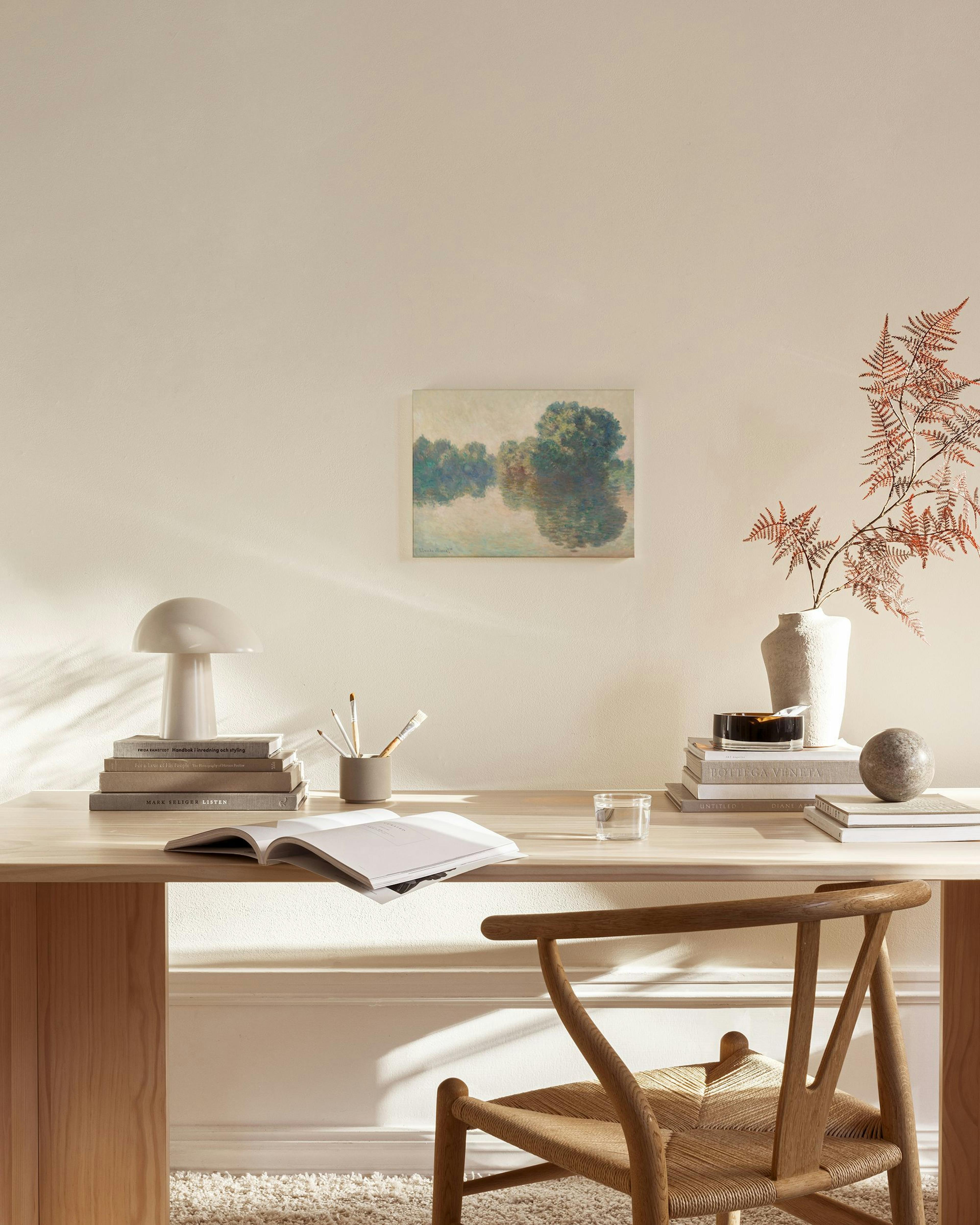 Toile impressionniste de paysages aquatiques avec arbres, tons verts et gris, affichée dans un salon moderne.