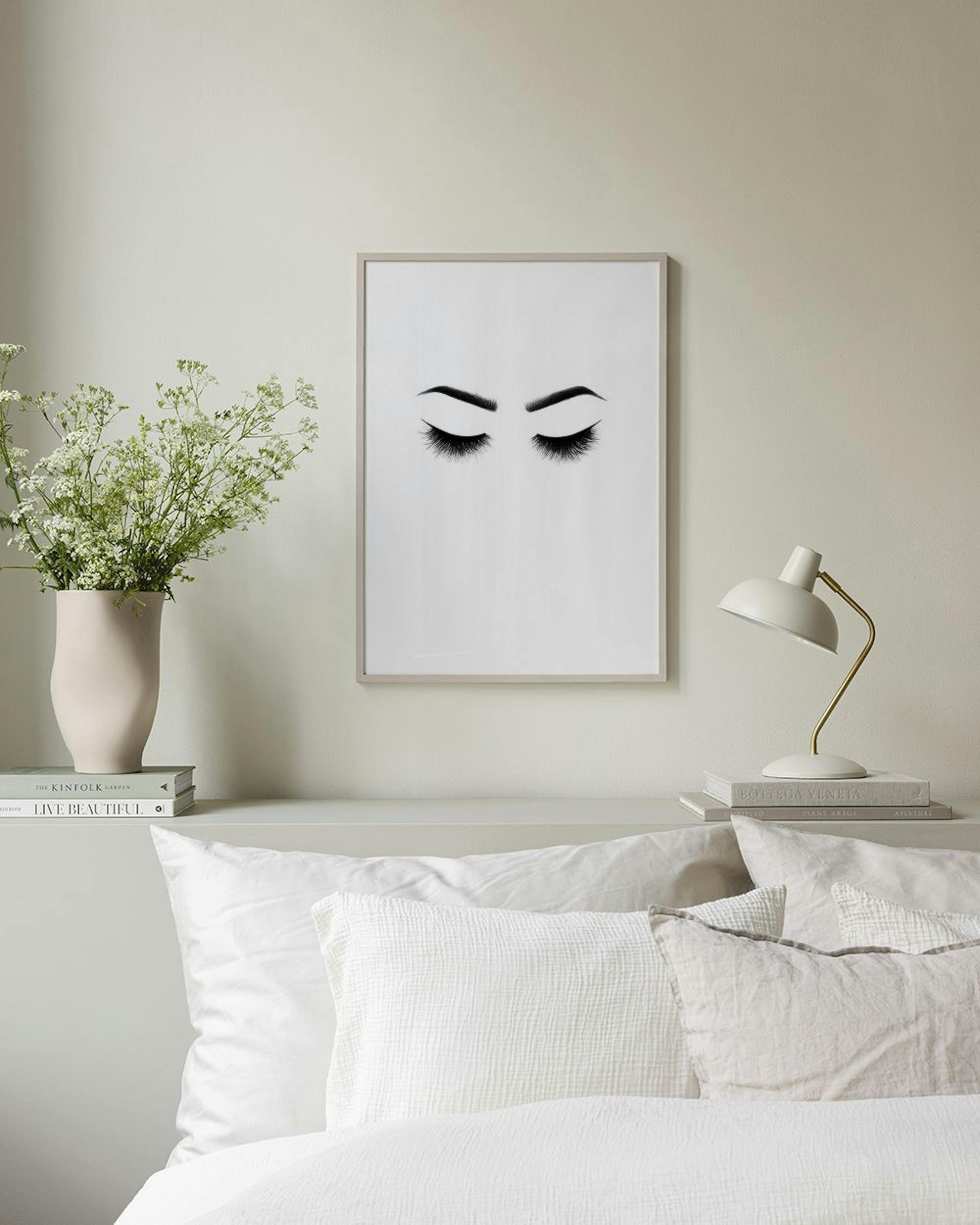 Poster van gesloten ogen met lange wimpers en wenkbrauwen, hangend boven een wit dressoir met decoratie.
