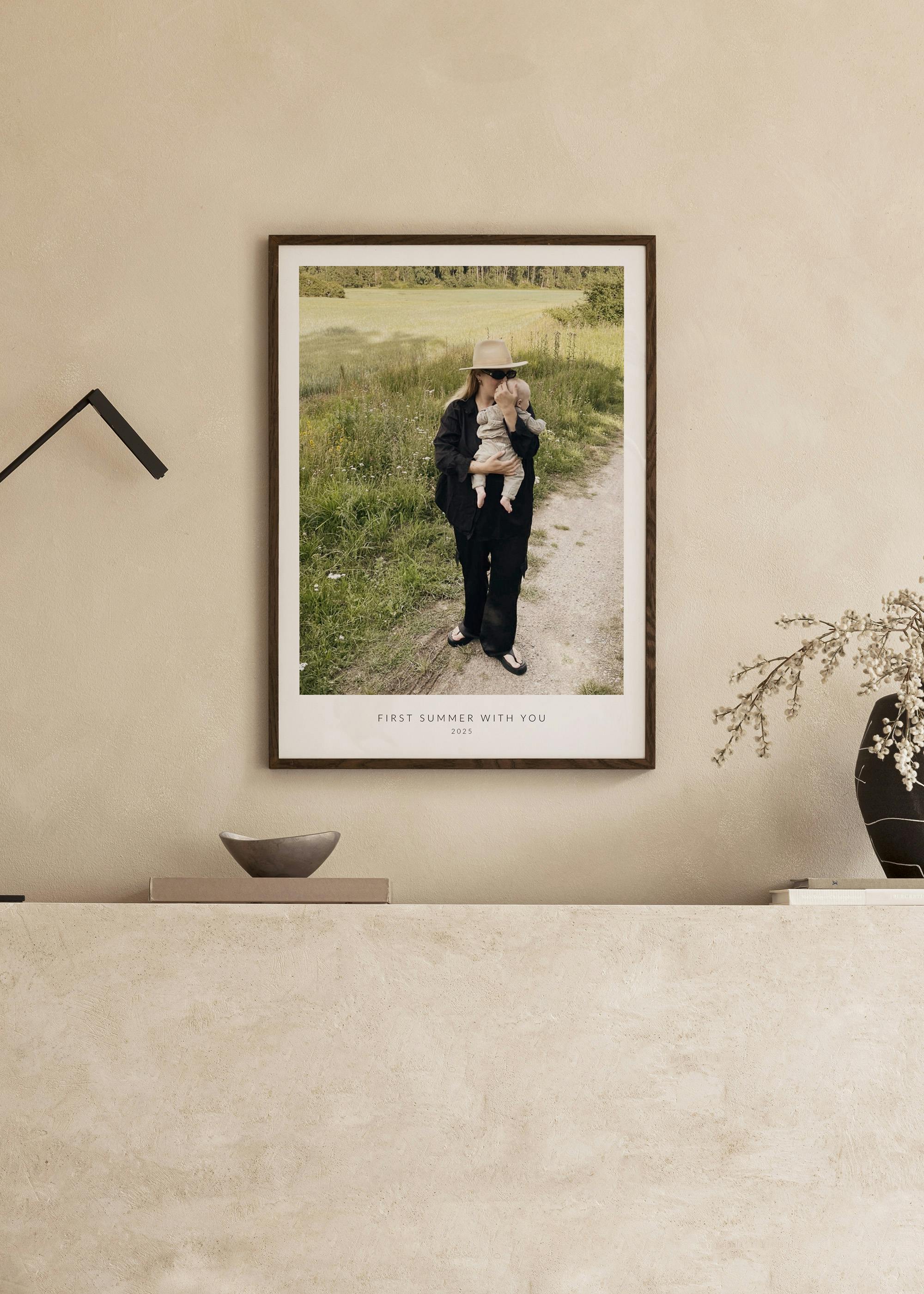 Photo dun couple vu de dos, la femme blonde coiffée dun chapeau, dans un champ. Affiche photo personnalisée.