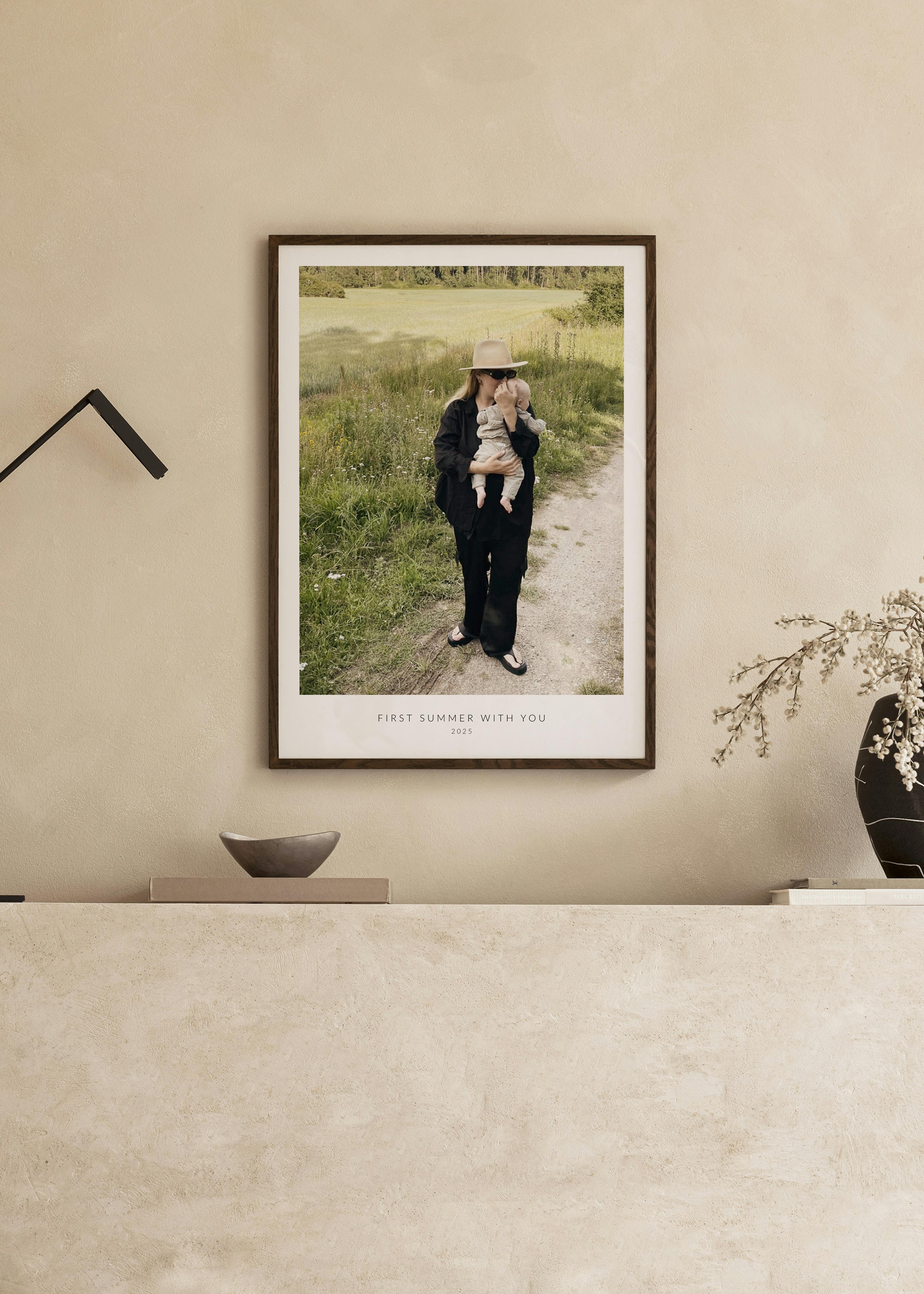 Photo dun couple vu de dos, la femme blonde coiffée dun chapeau, dans un champ. Affiche photo personnalisée.