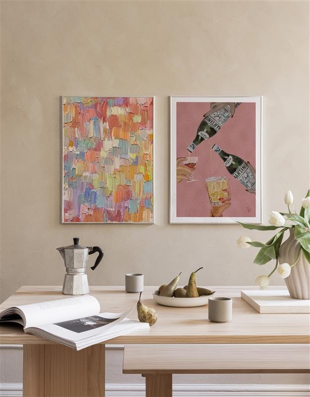 Posterset mit Happy Hour und Cocktailgläsern mit Minifigur, über einem Holztisch mit Kaffeekanne und Birnen.