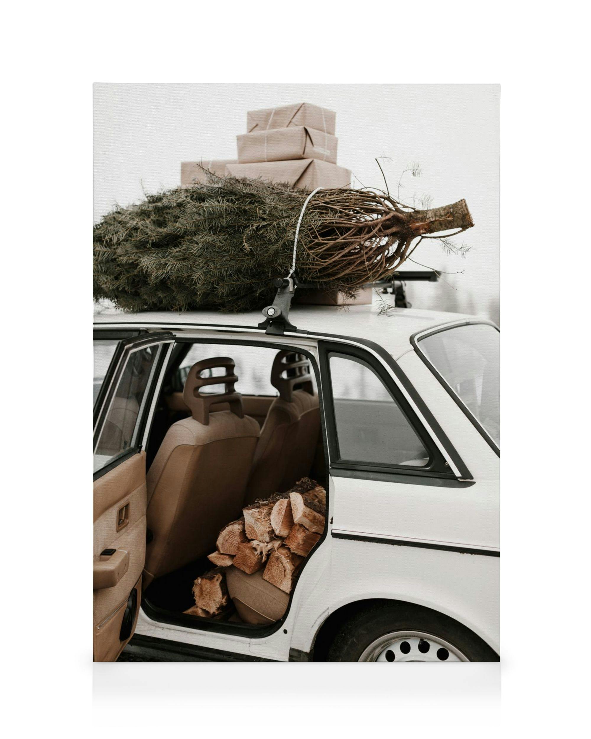 Toile de voiture cosy transportant un sapin de Noël, des cadeaux et du bois de chauffage, scène hivernale