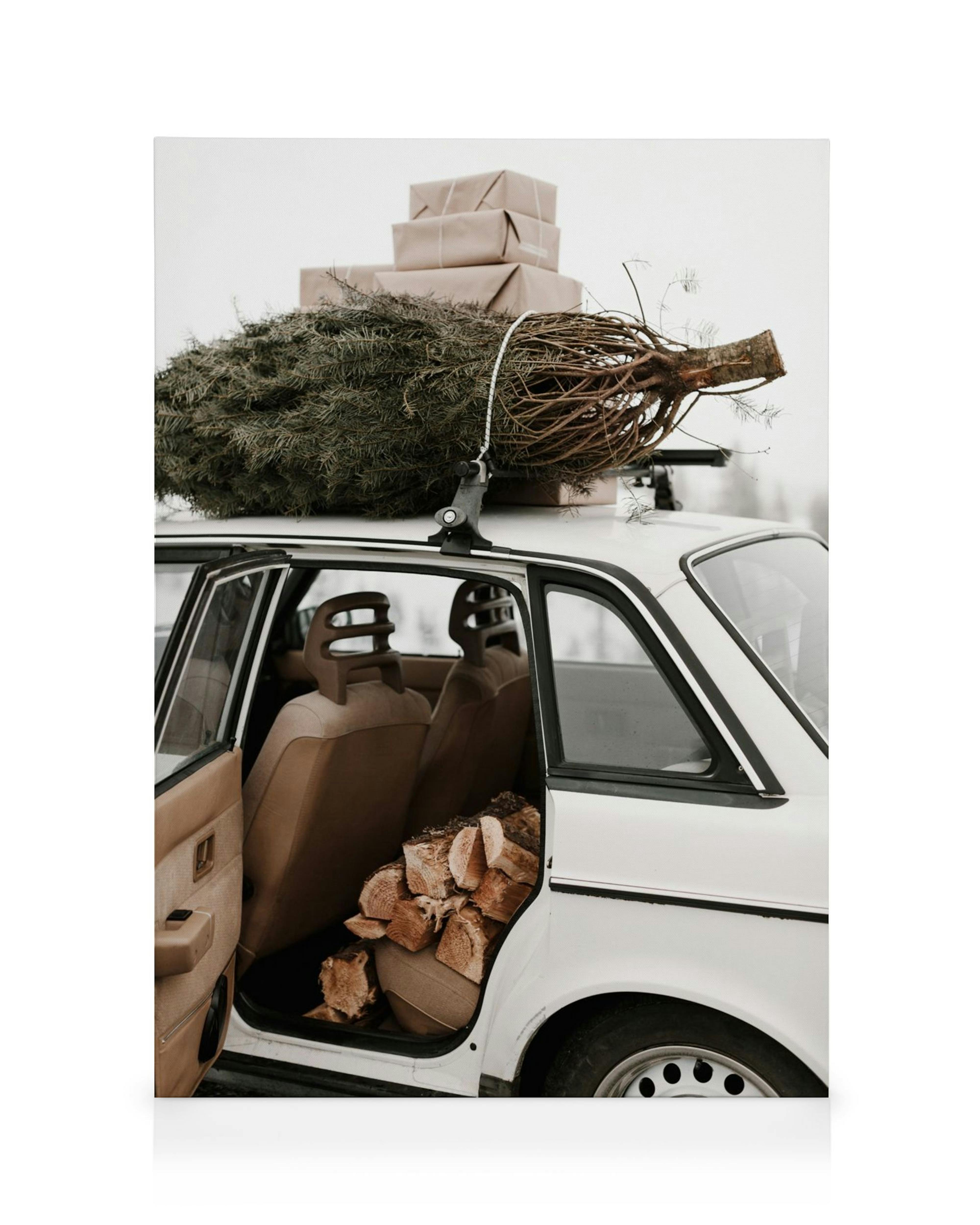 Toile de voiture cosy transportant un sapin de Noël, des cadeaux et du bois de chauffage, scène hivernale