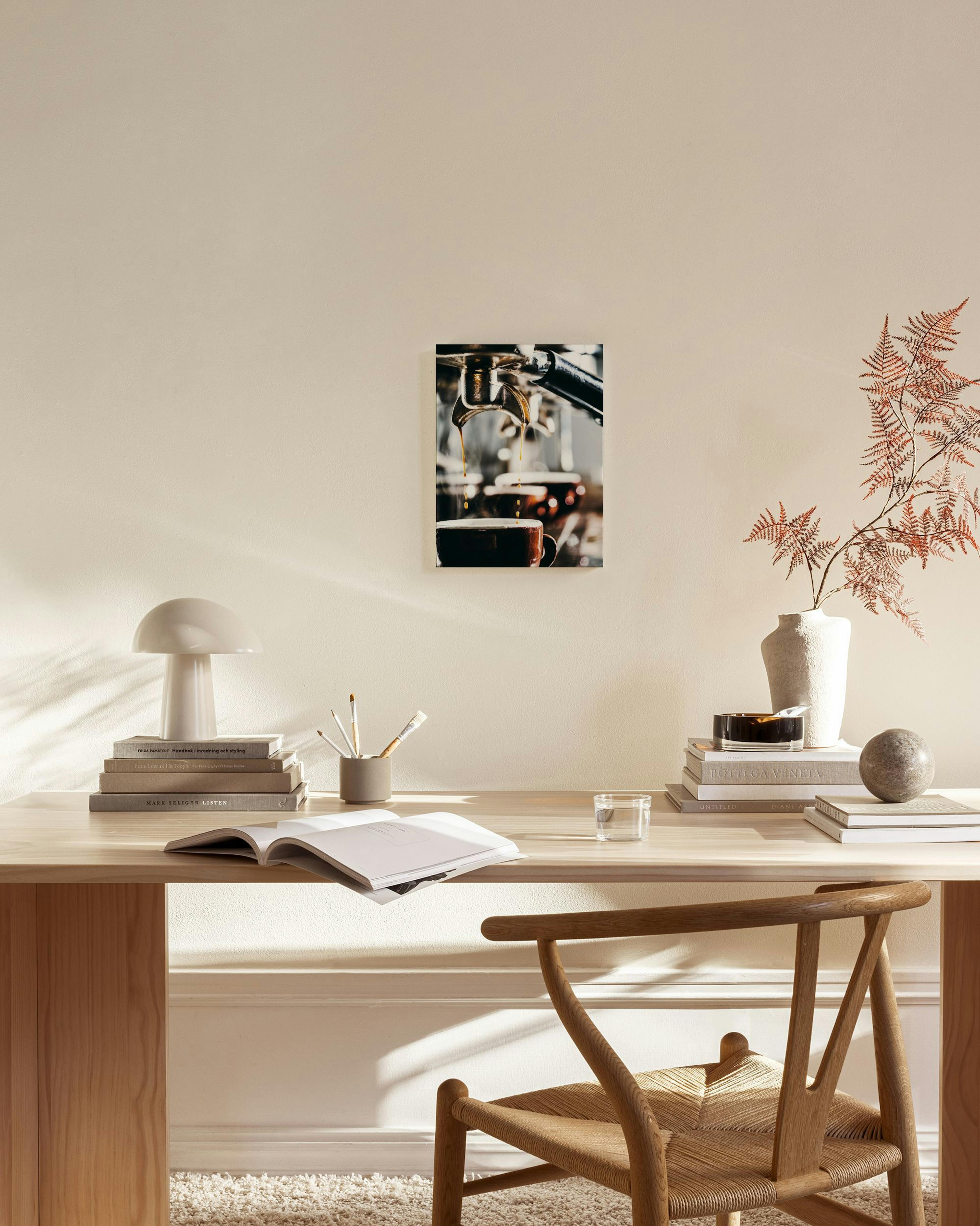 Canvas van een espressomachine die koffie in een kopje schenkt, hangend in een moderne woonkamer.
