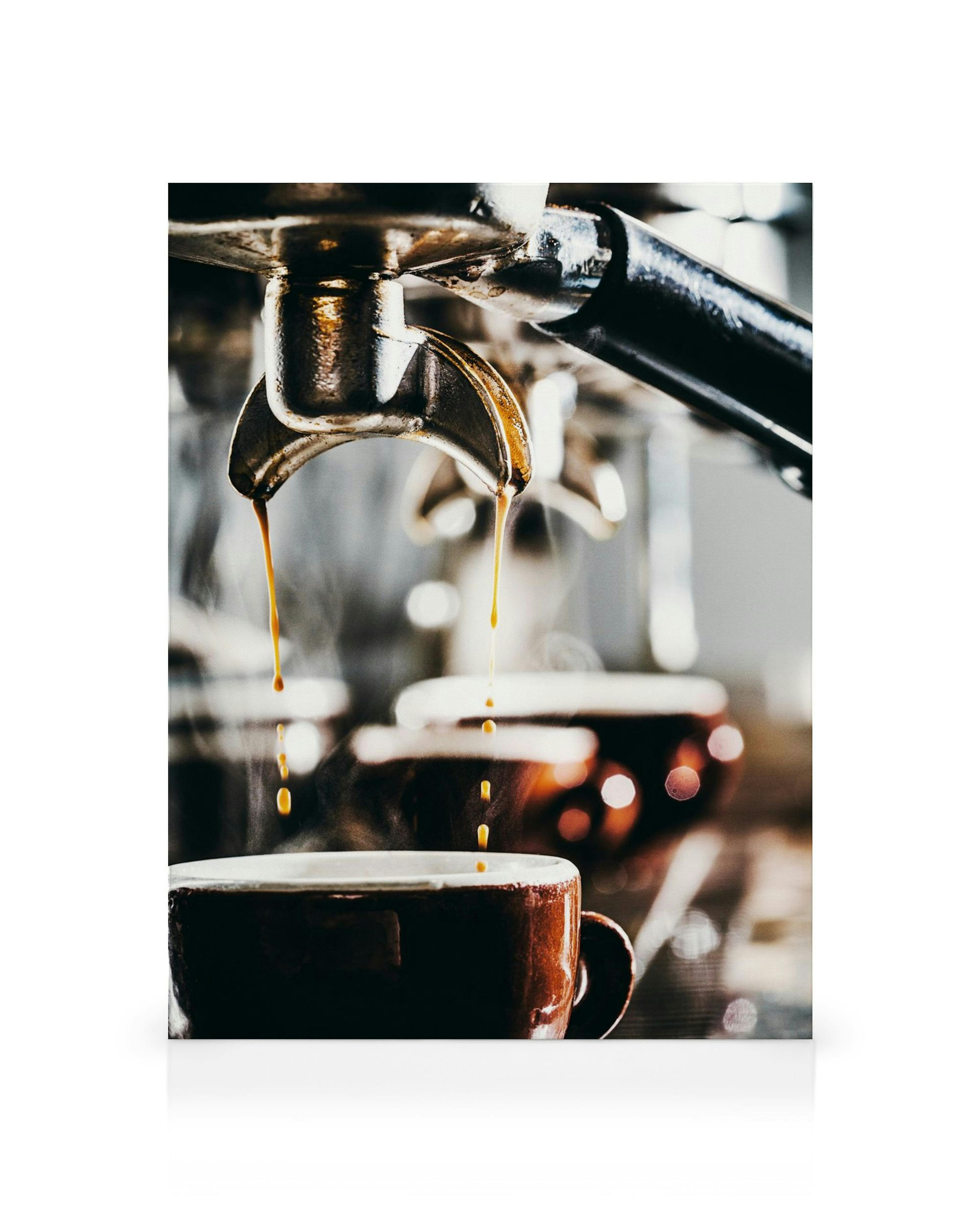 Espresso koffie wordt vanuit een machine in een bruine kop gegoten, met stoom die opstijgt.