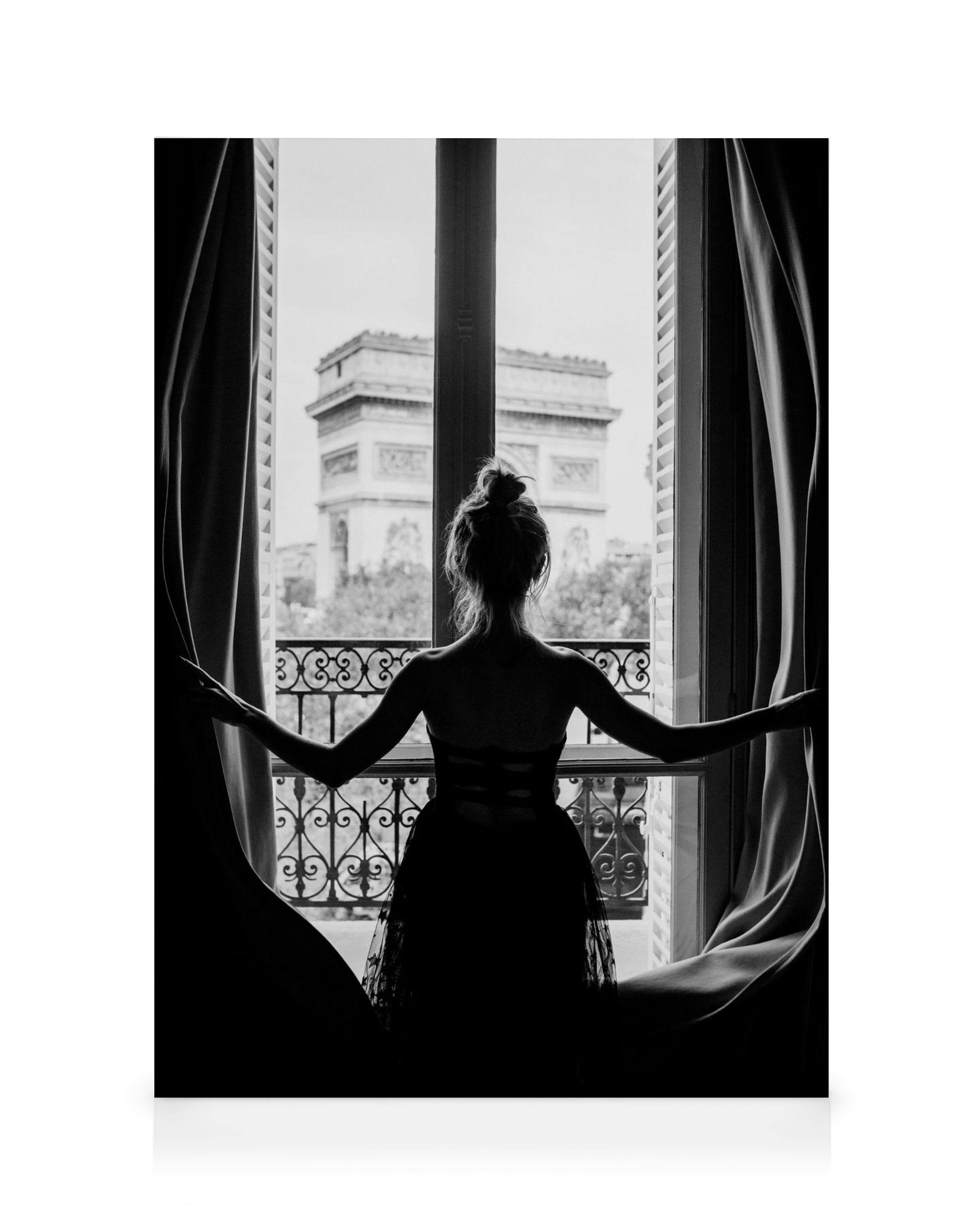 Schwarz-Weiss-Ansicht einer Frau, die vom Fenster aus auf den Arc de Triomphe blickt, Paris-Leinwand.