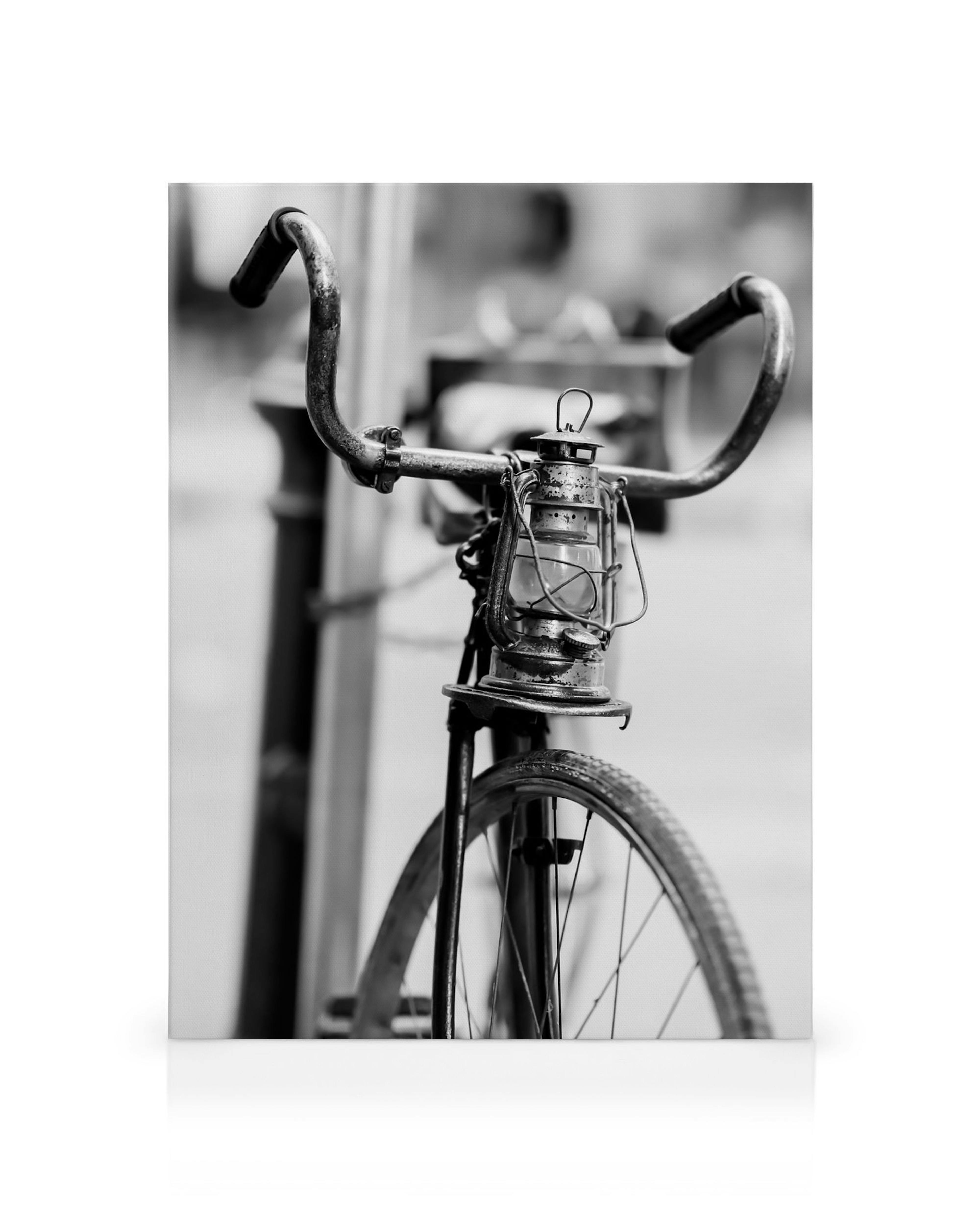 Zwart-wit canvas van een vintage fiets met gebogen stuur en oude lantaarn, ideaal voor een rustiek of industrieel thema.