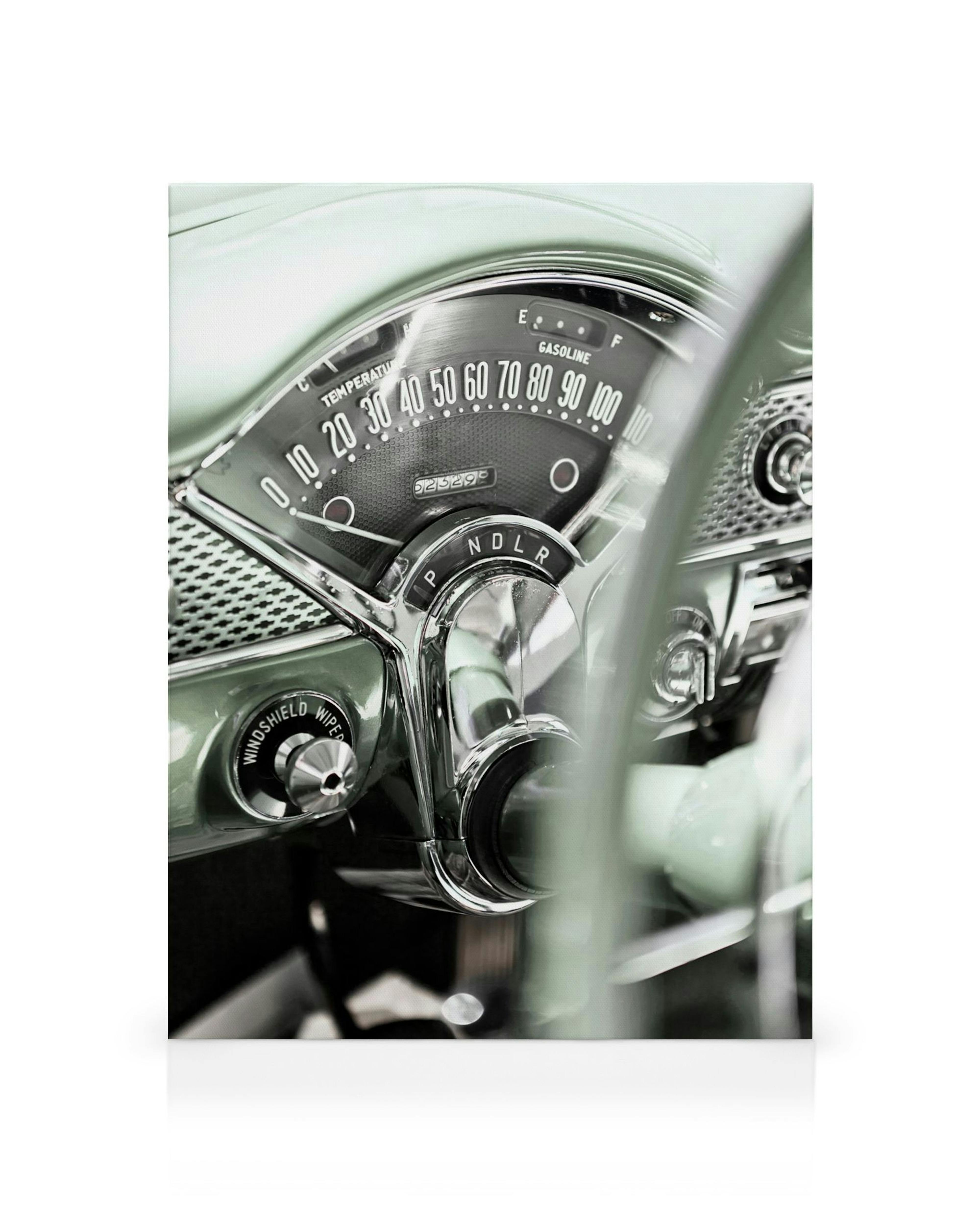 Canvas close-up van een klassiek autodashboard met zwarte, witte, chromen en lichtgroene tinten.