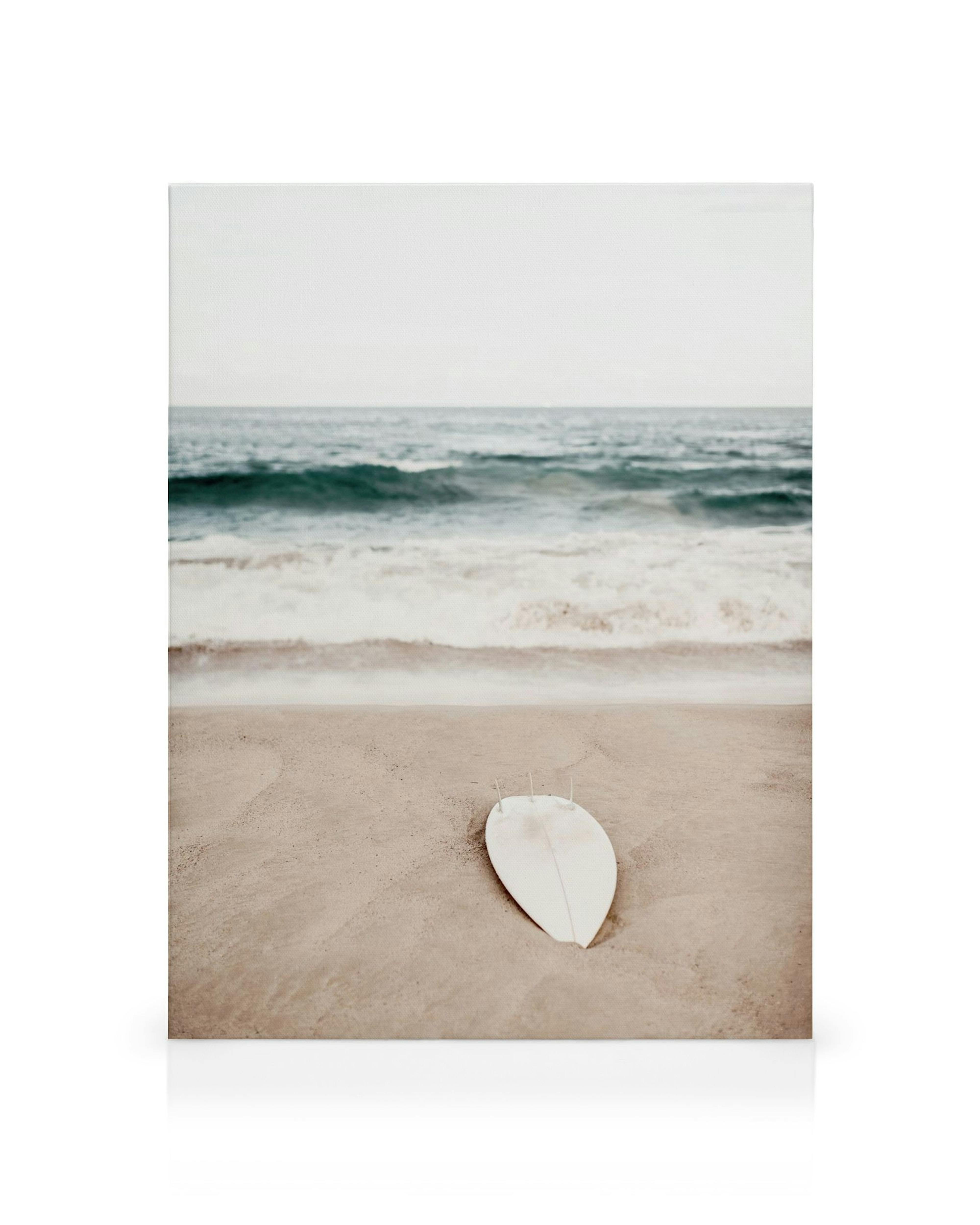 Hvidt surfbræt på Bondi Beach sandstrand med havbølger, lærred