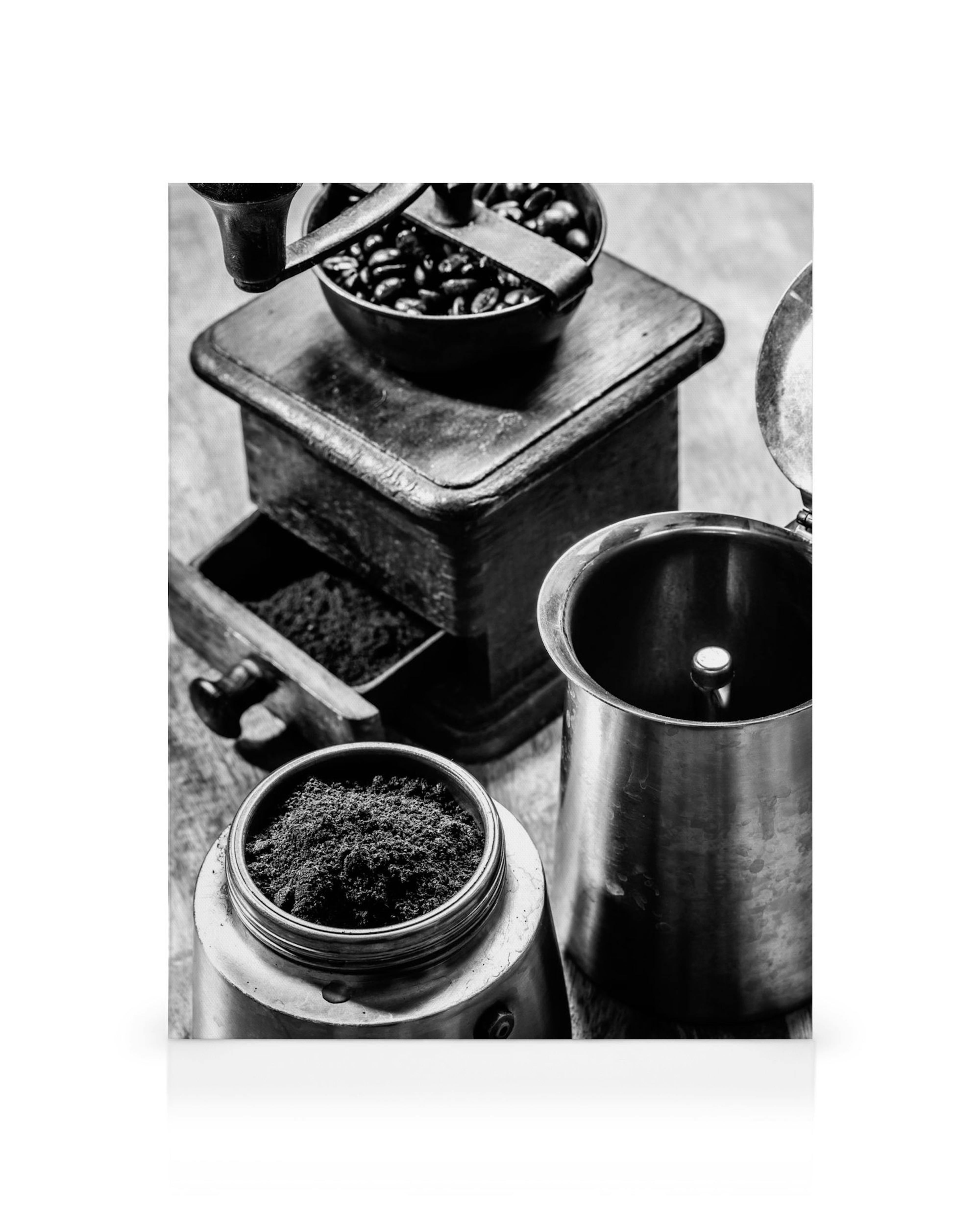 Toile noir et blanc dun moulin à café, de grains de café et dune cafetière moka