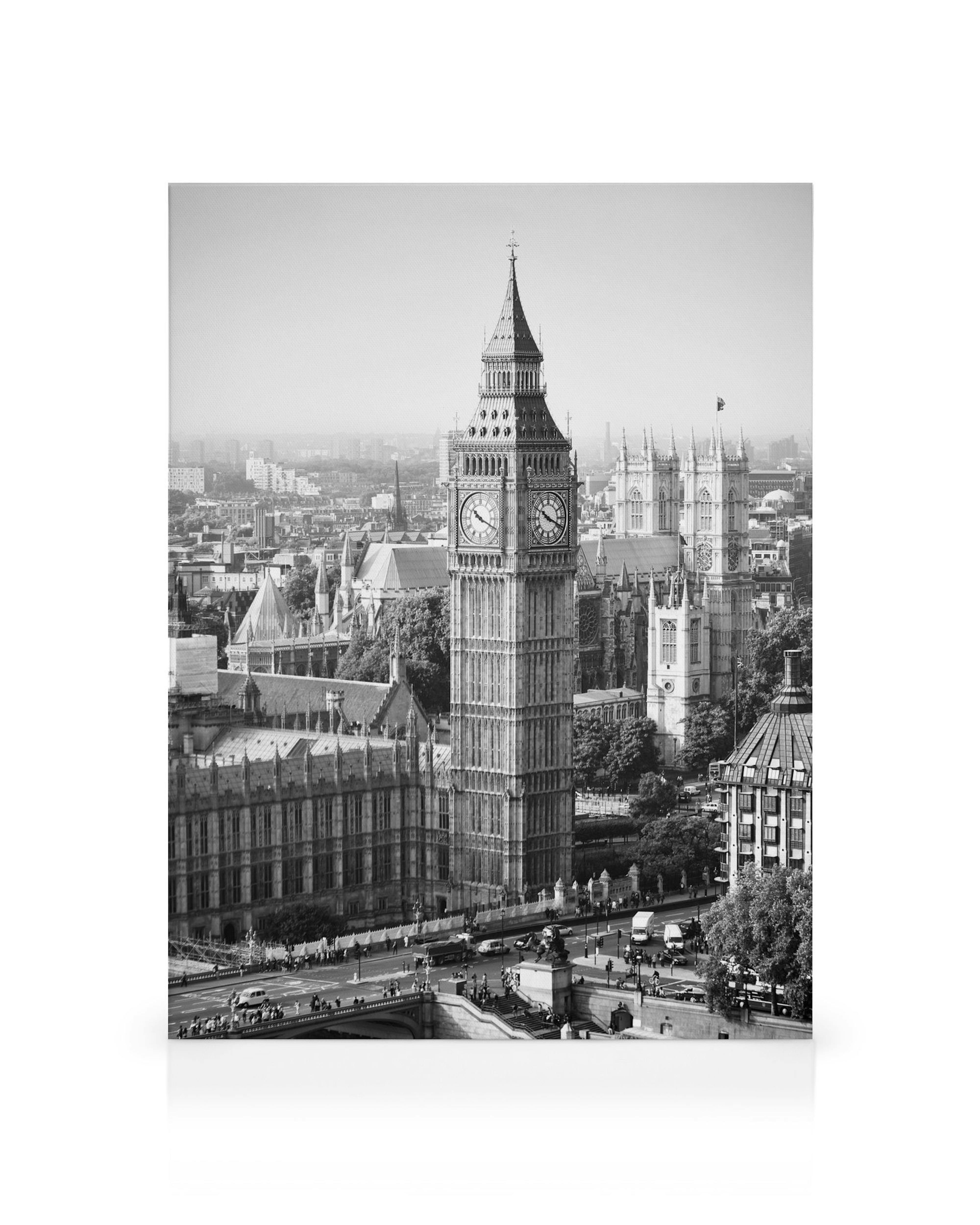 Svartvitt foto av Big Ben i London, klocktornet och parlamentet vid floden Themsen med bro, bilar och människor.