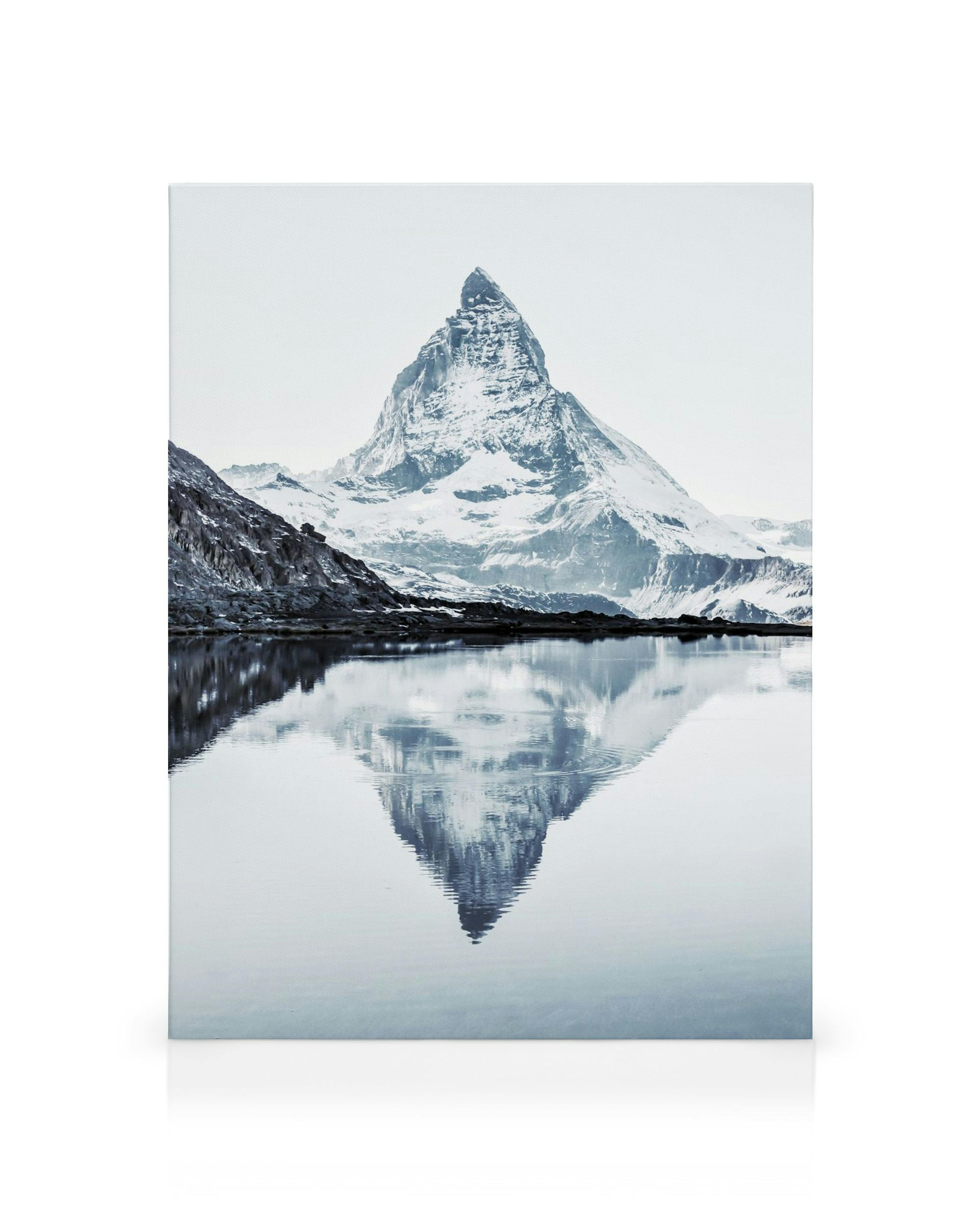 Lienzo Matterhorn: Montaña nevada con pico reflejado en agua azul clara y tranquila, estilo paisaje natural