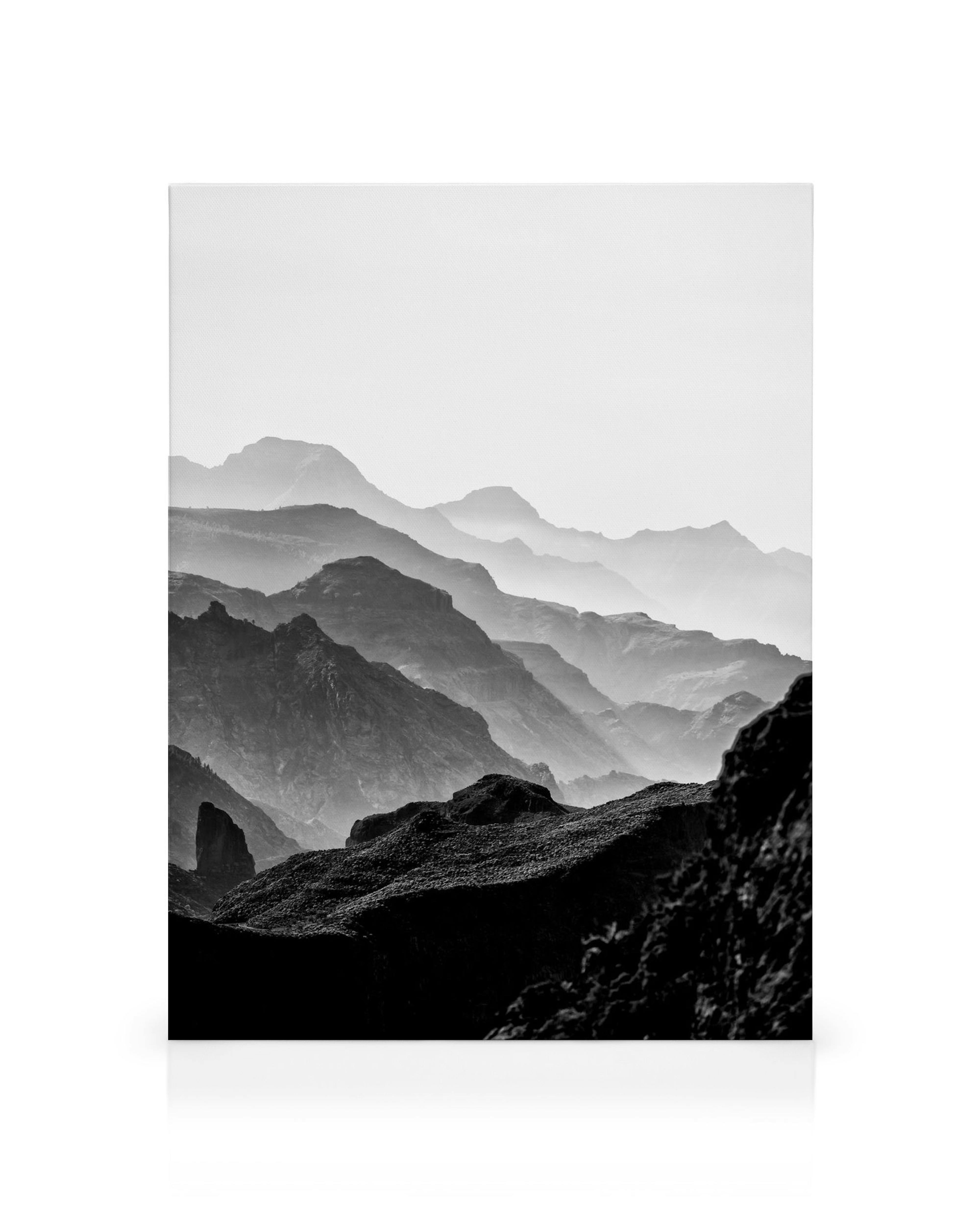 Zwart-wit canvas met gelaagde bergkammen die vervagen van donker naar licht, ruwe silhouetachtige texturen.