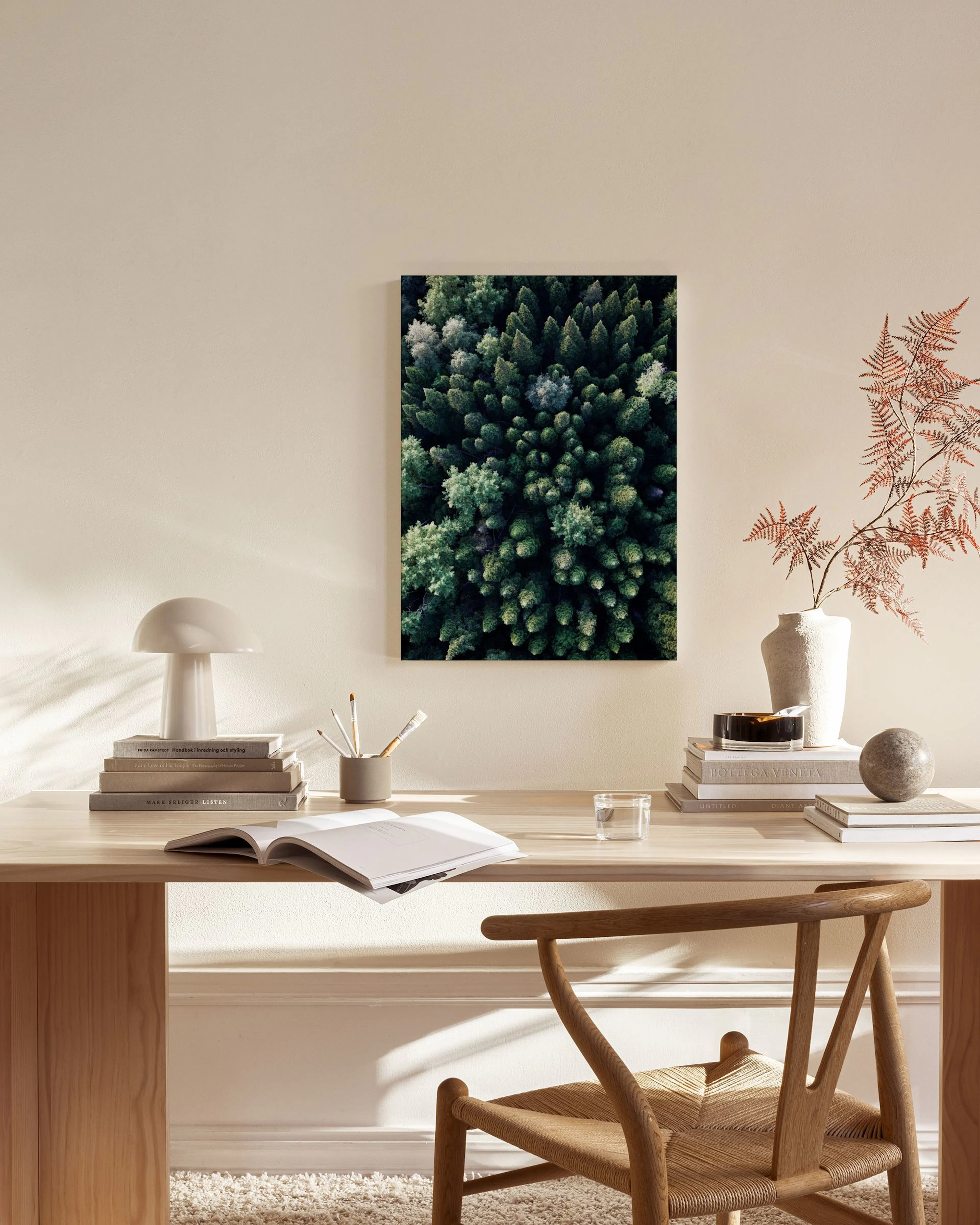 Leinwandbild mit Luftaufnahme eines dichten Waldes in Grüntönen, hängend über einem Sideboard im Wohnzimmer.
