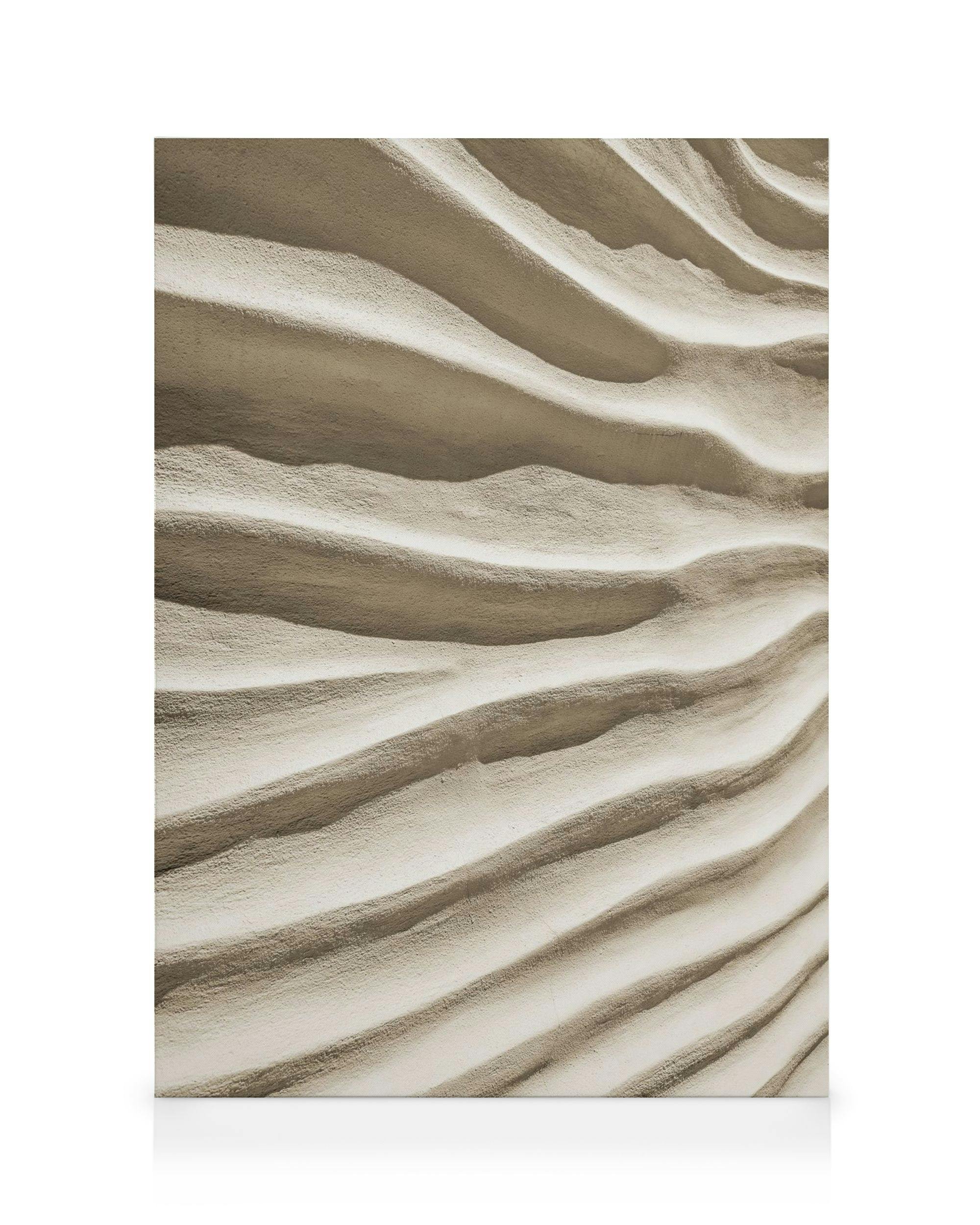 Lerret med sandtekstur, beige bølgende sanddyner, myke skygger, dybde, naturlig ro, ørkeninspirert veggkunst