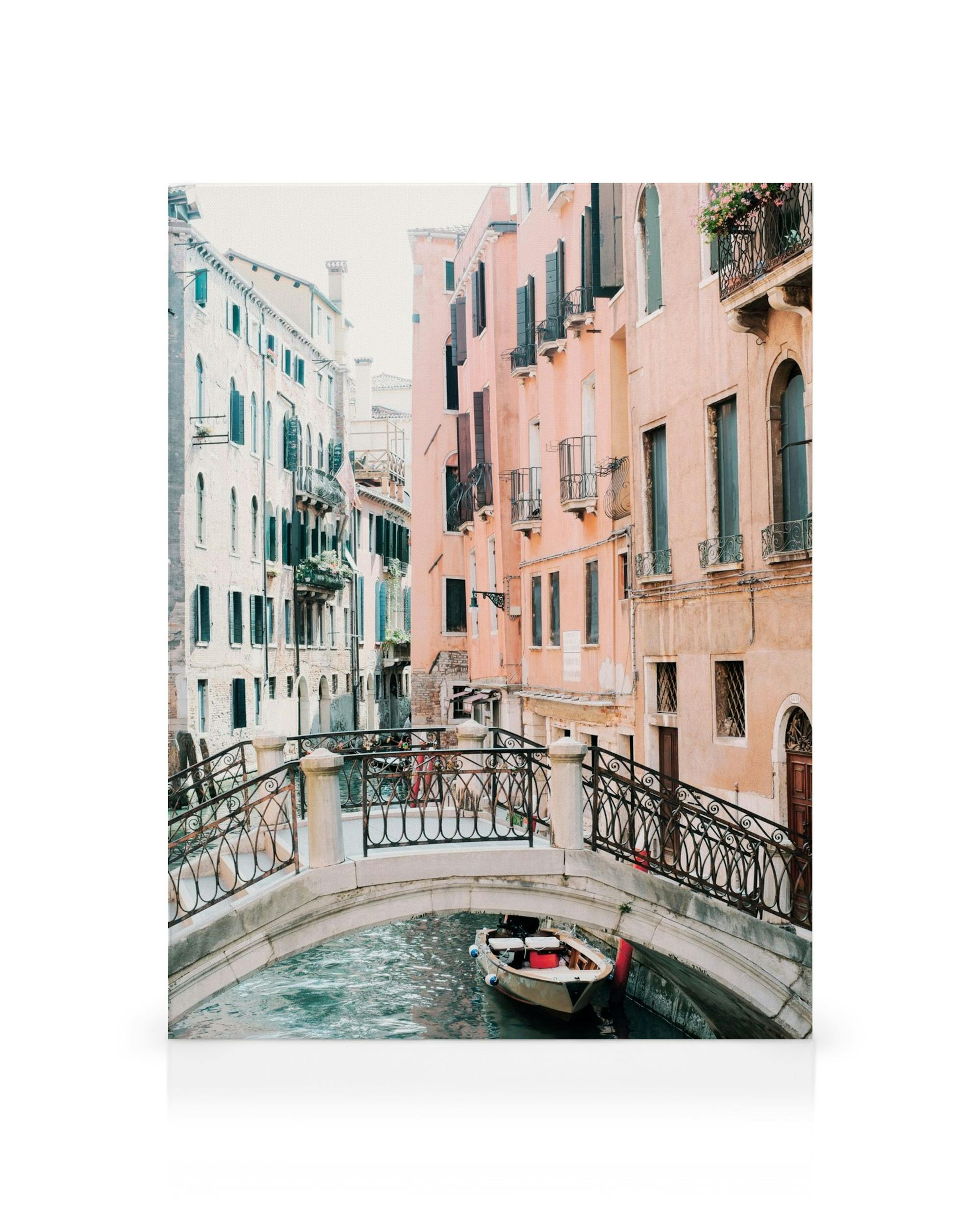 Toile de Venise, un bateau sous un pont orné, bâtiments roses et blancs le long du canal