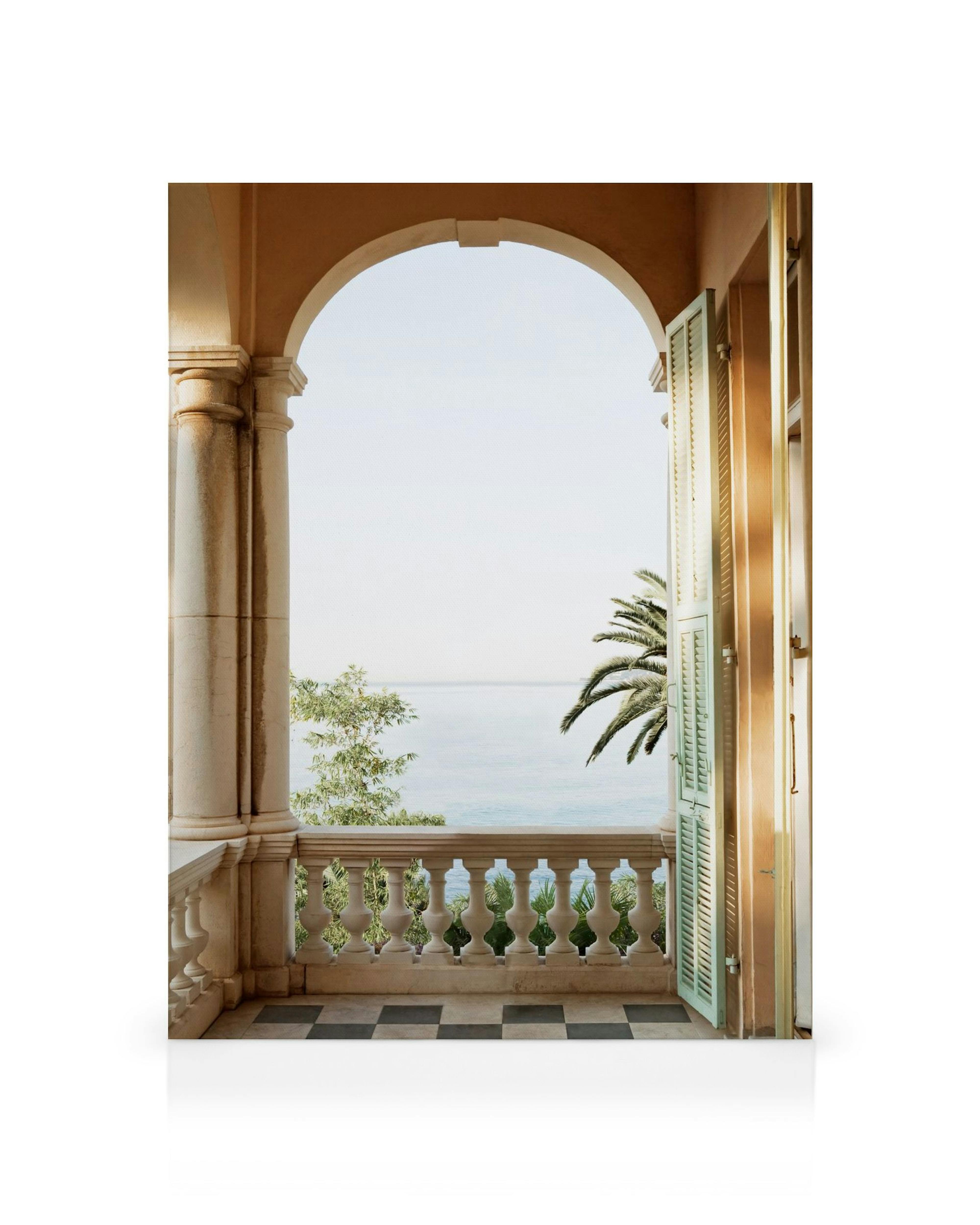 Blick auf das Mittelmeer von einem Balkon mit Säulen, kariertem Boden und geöffneten Fensterläden auf Leinwand