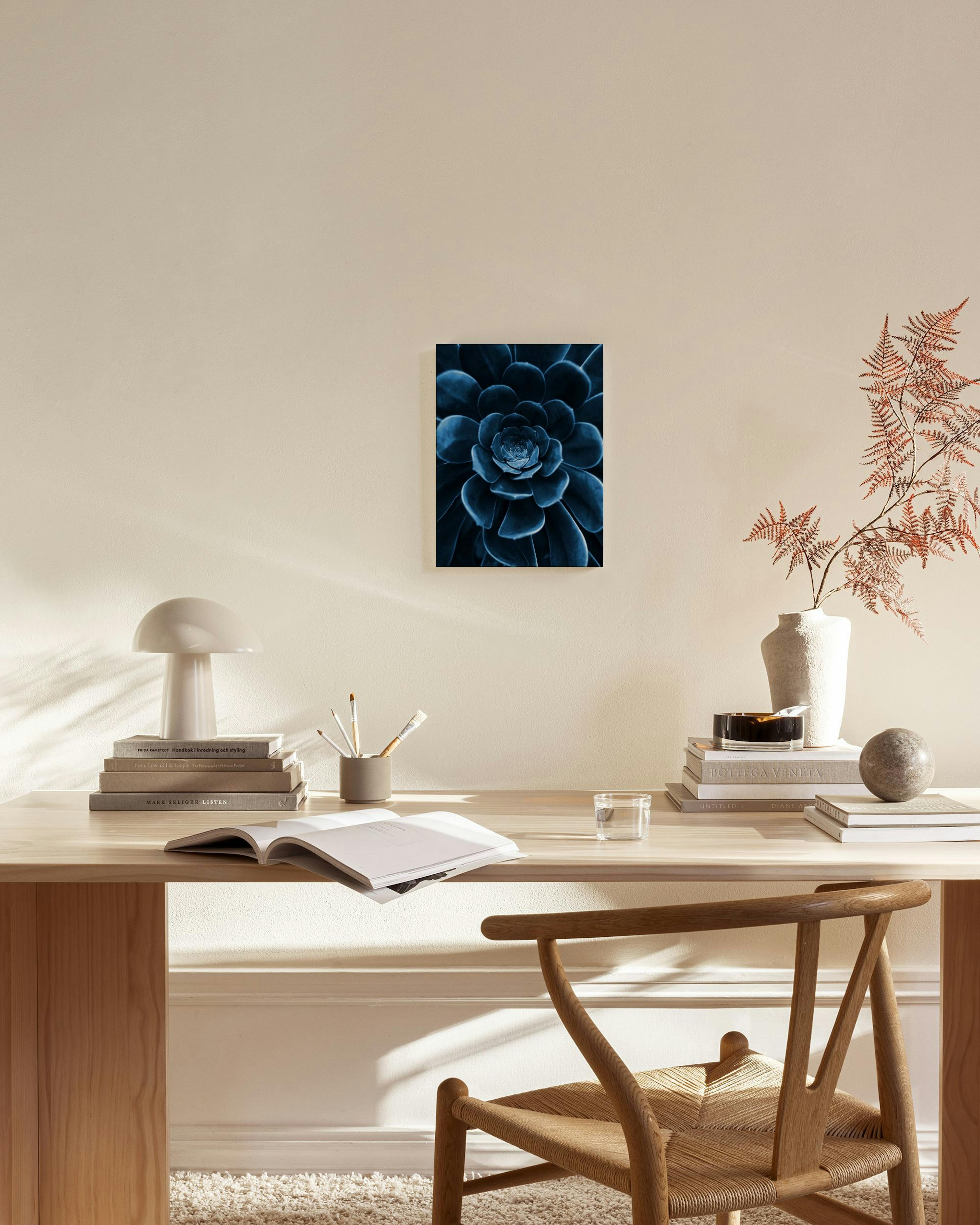 Leinwandbild einer blauen Sukkulente, zentral an einer beigen Wand über einem Sideboard, in einem modernen Wohnzimmer.