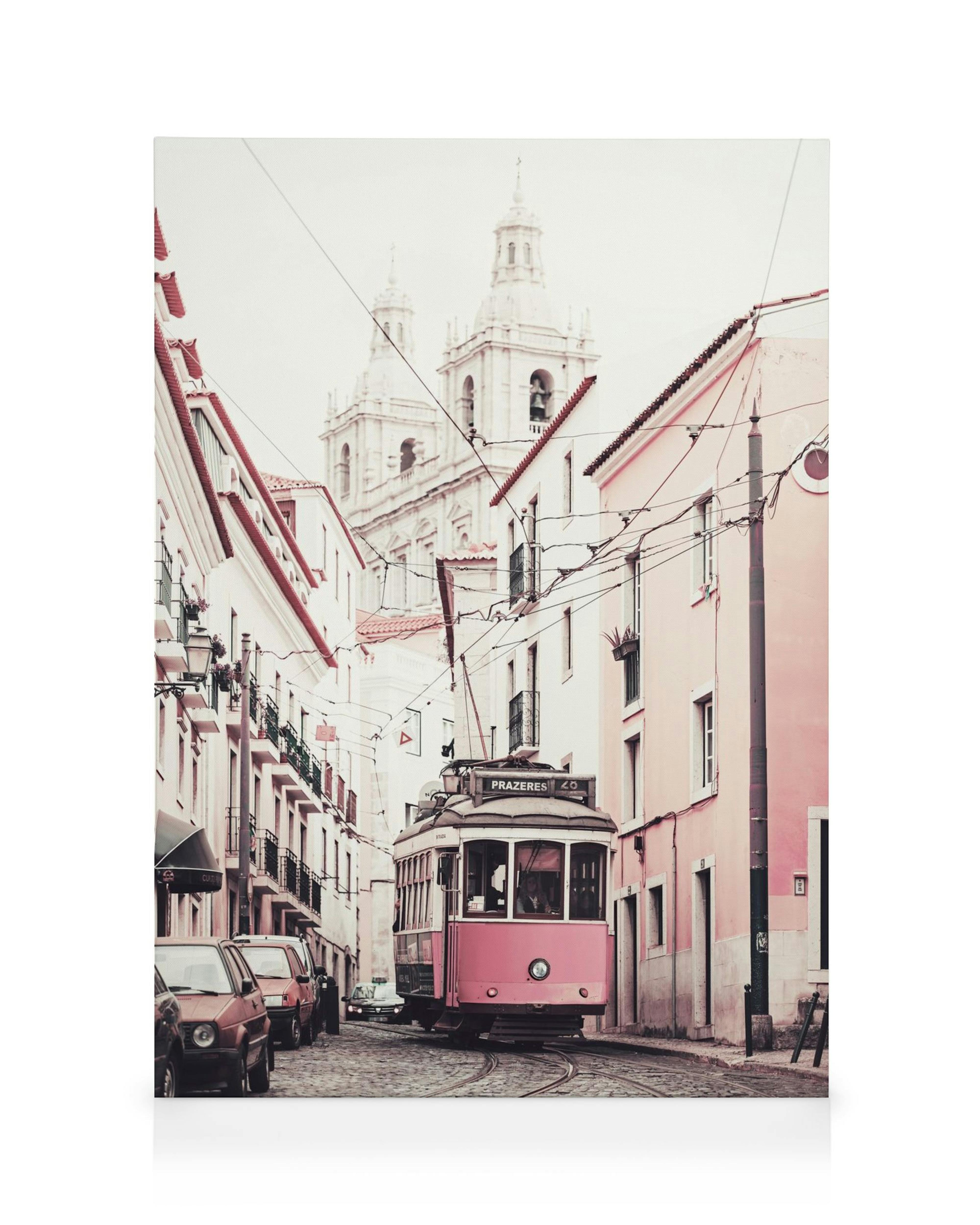 Stampa su tela di un tram rosa vintage su strada acciottolata, edifici rosa e una chiesa sullo sfondo. Arte urbana.