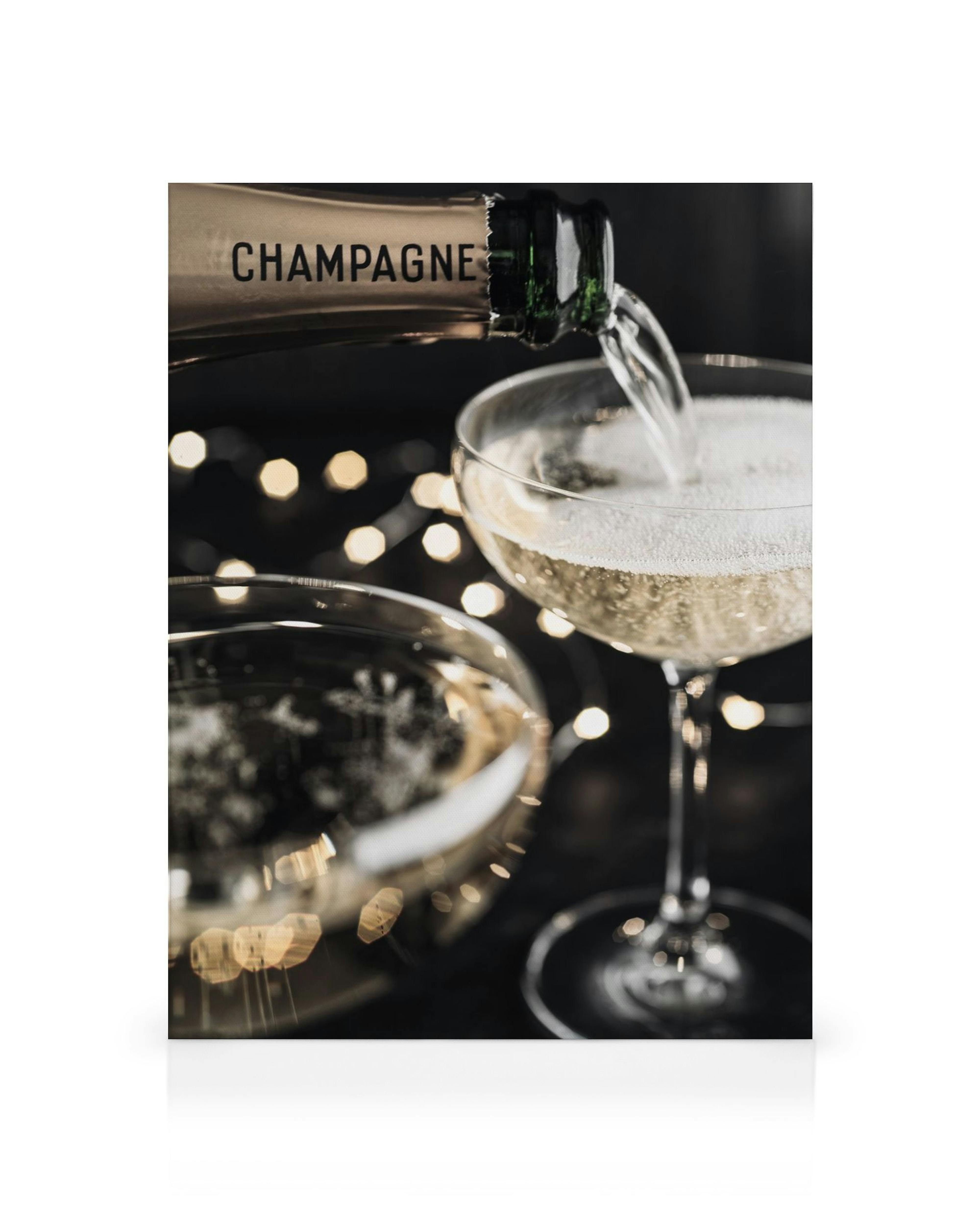 Champagner wird aus einer Flasche in ein Glas gegossen, mit einem weiteren Glas im Vordergrund und Lichterketten im Hintergrund.