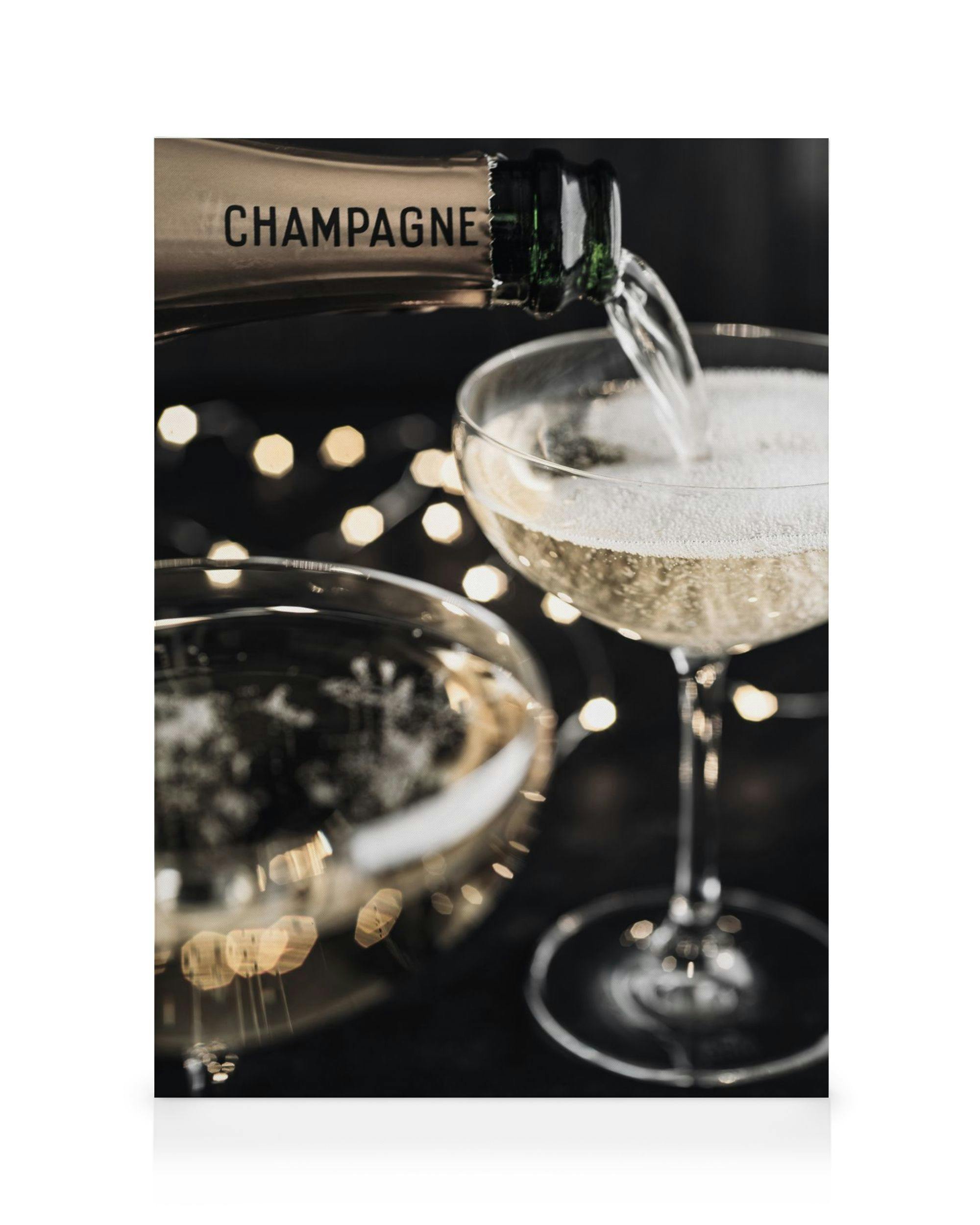 Obraz Pour Me Up: Šampanské sa leje do pohára, bublinky a zlaté svetlá.