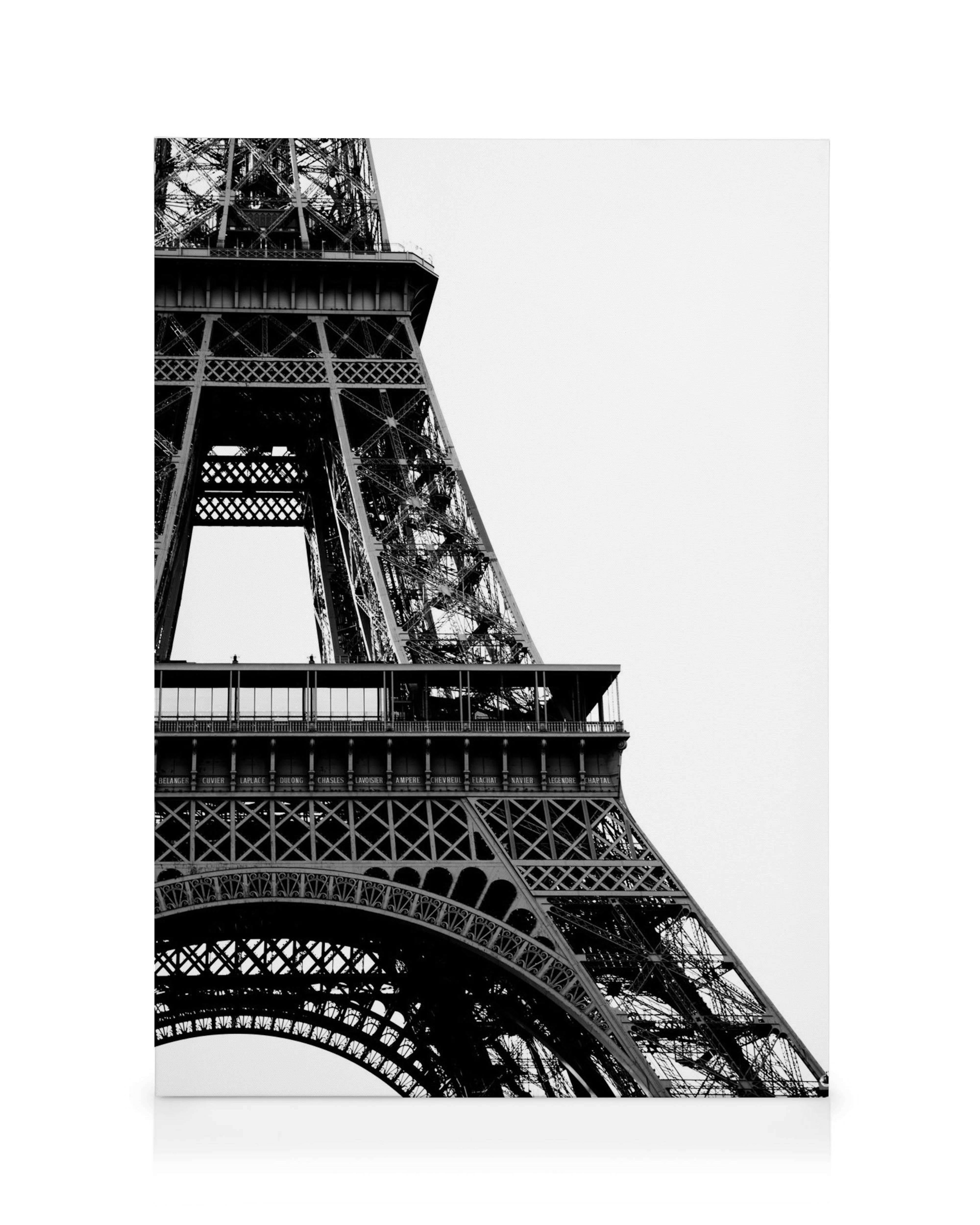 Toile de la Tour Eiffel en noir et blanc, gros plan sur la structure métallique et les arches, style minimaliste.