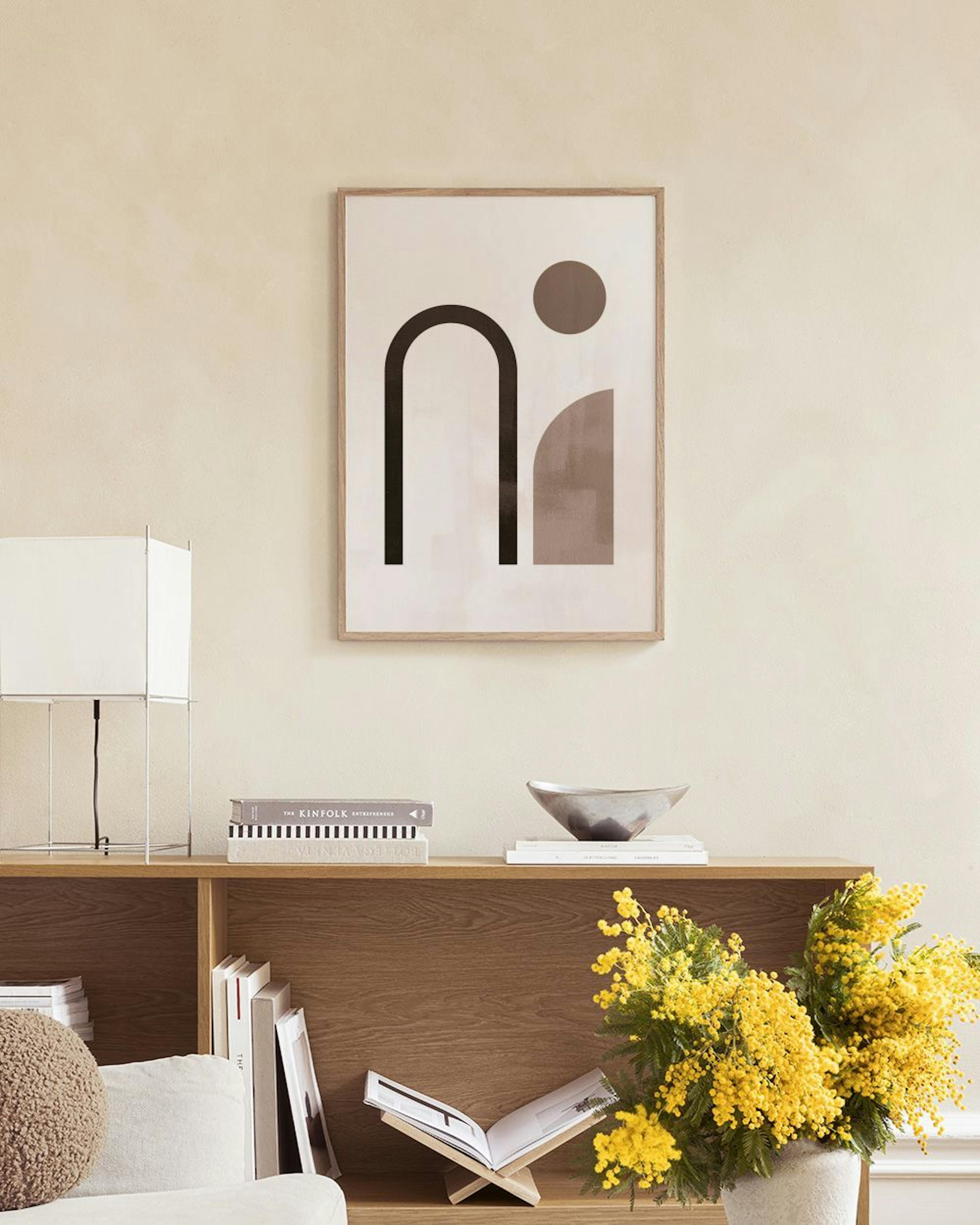 Poster met abstracte vormen in zwart en grijs, inclusief een boog, cirkel en geometrische vorm, hangend boven een dressoir met b