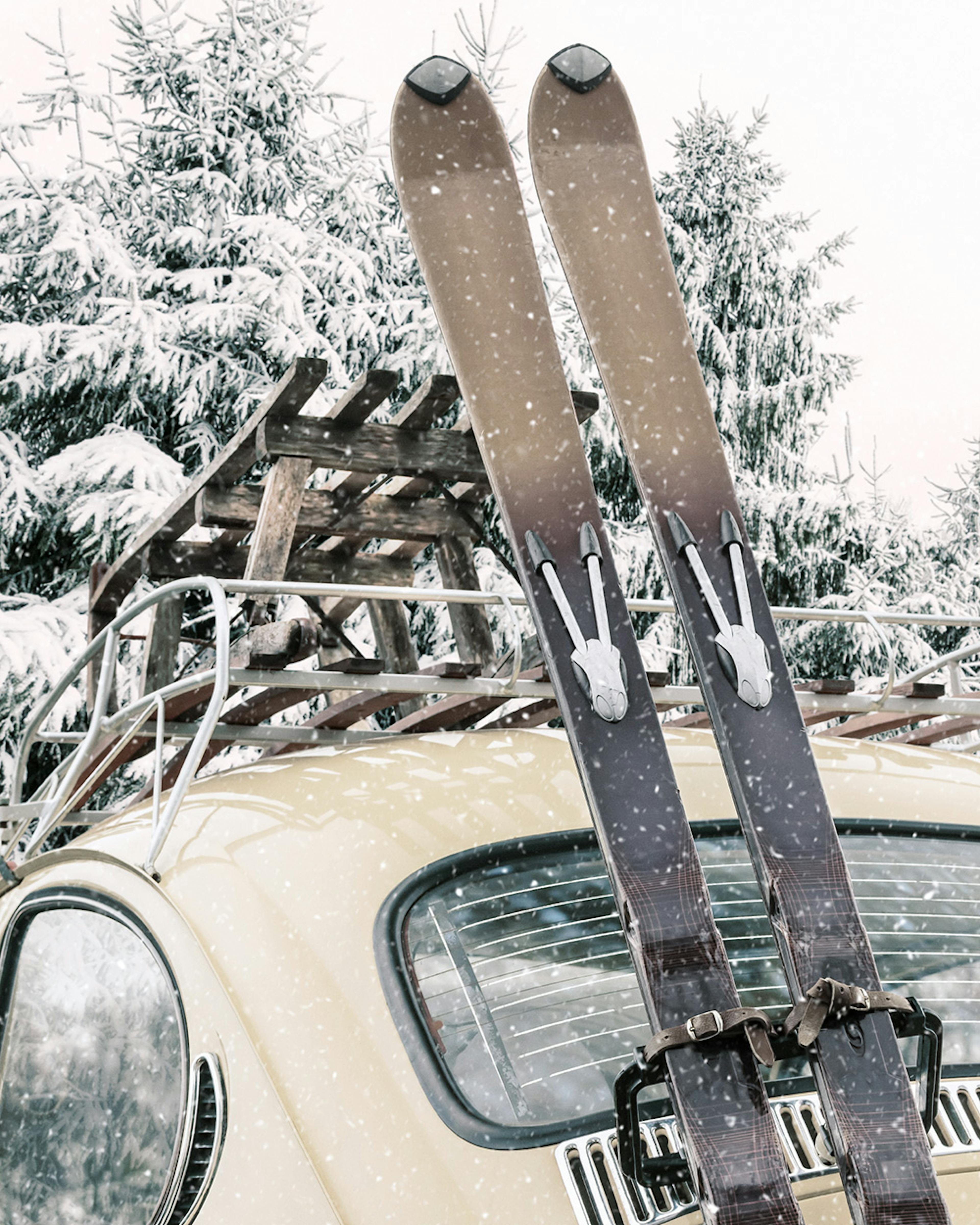 Vintage αυτοκίνητο με σκι σε χιονισμένο δάσος, με κοκκώδες εφέ.