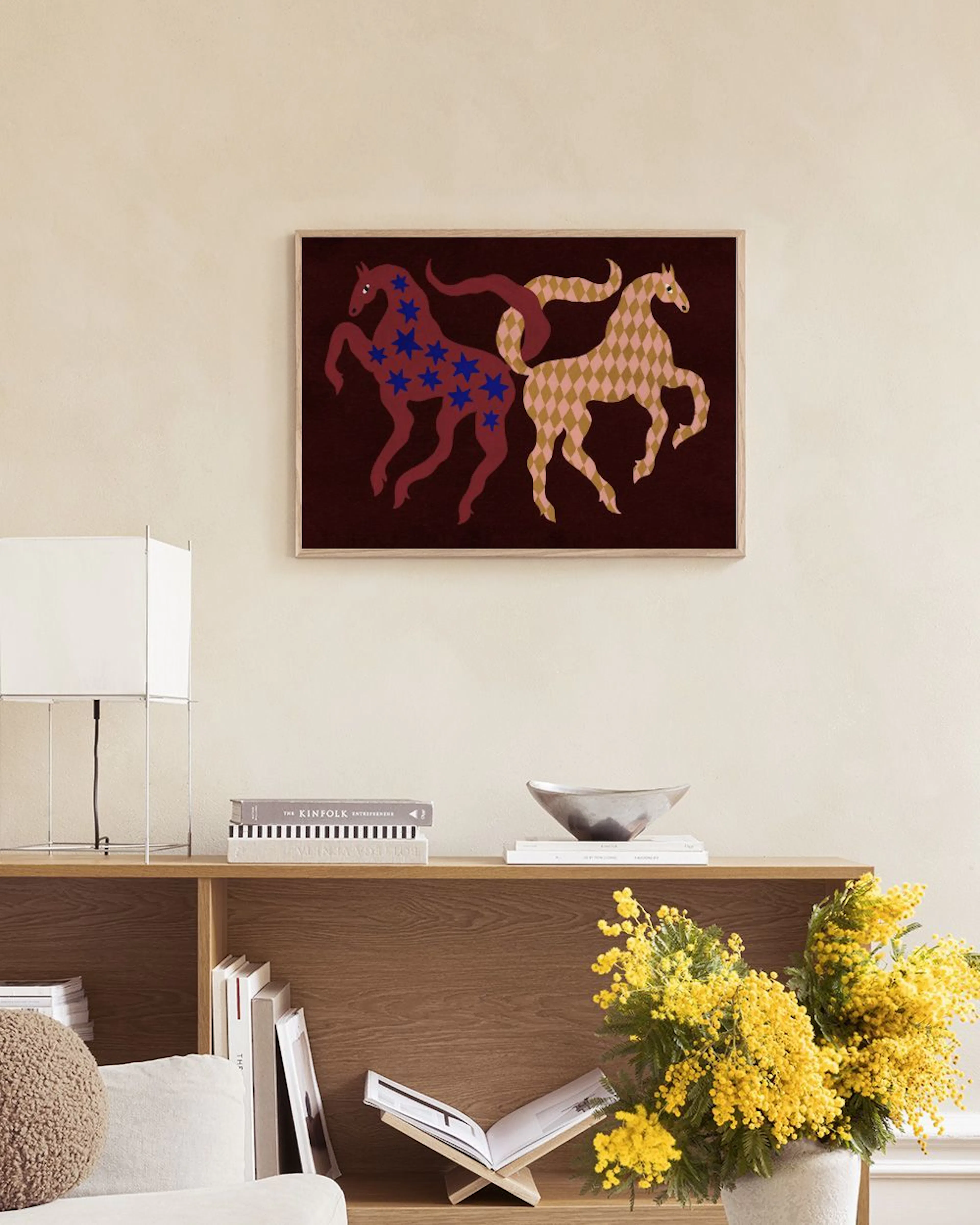 Not Our First Rodeo, Poster de Cavalos Estilizados em Fundo Castanho Escuro