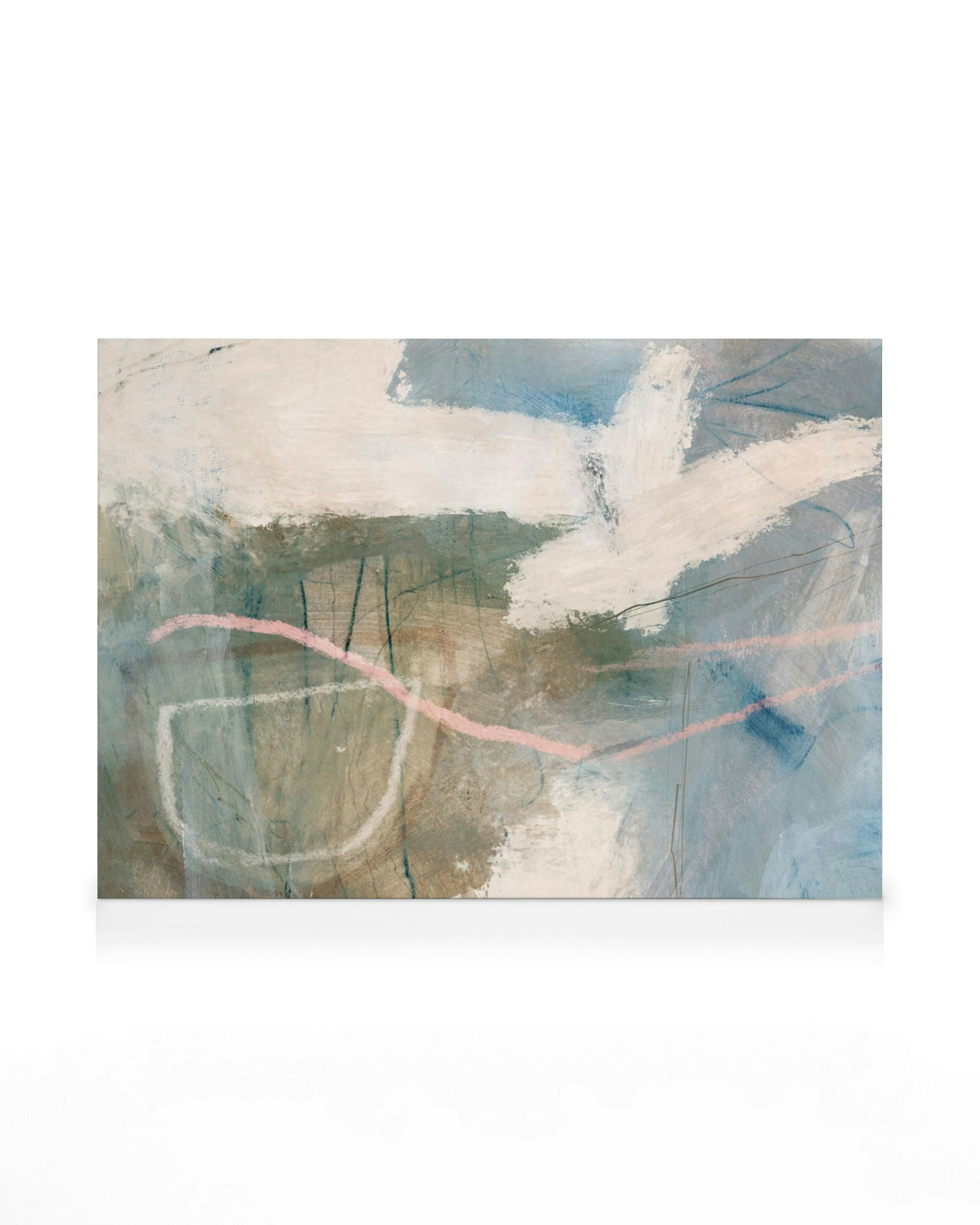 En abstrakt canvastavla med breda vita penseldrag, blå och bruna färgfält, och tunna rosa linjer.