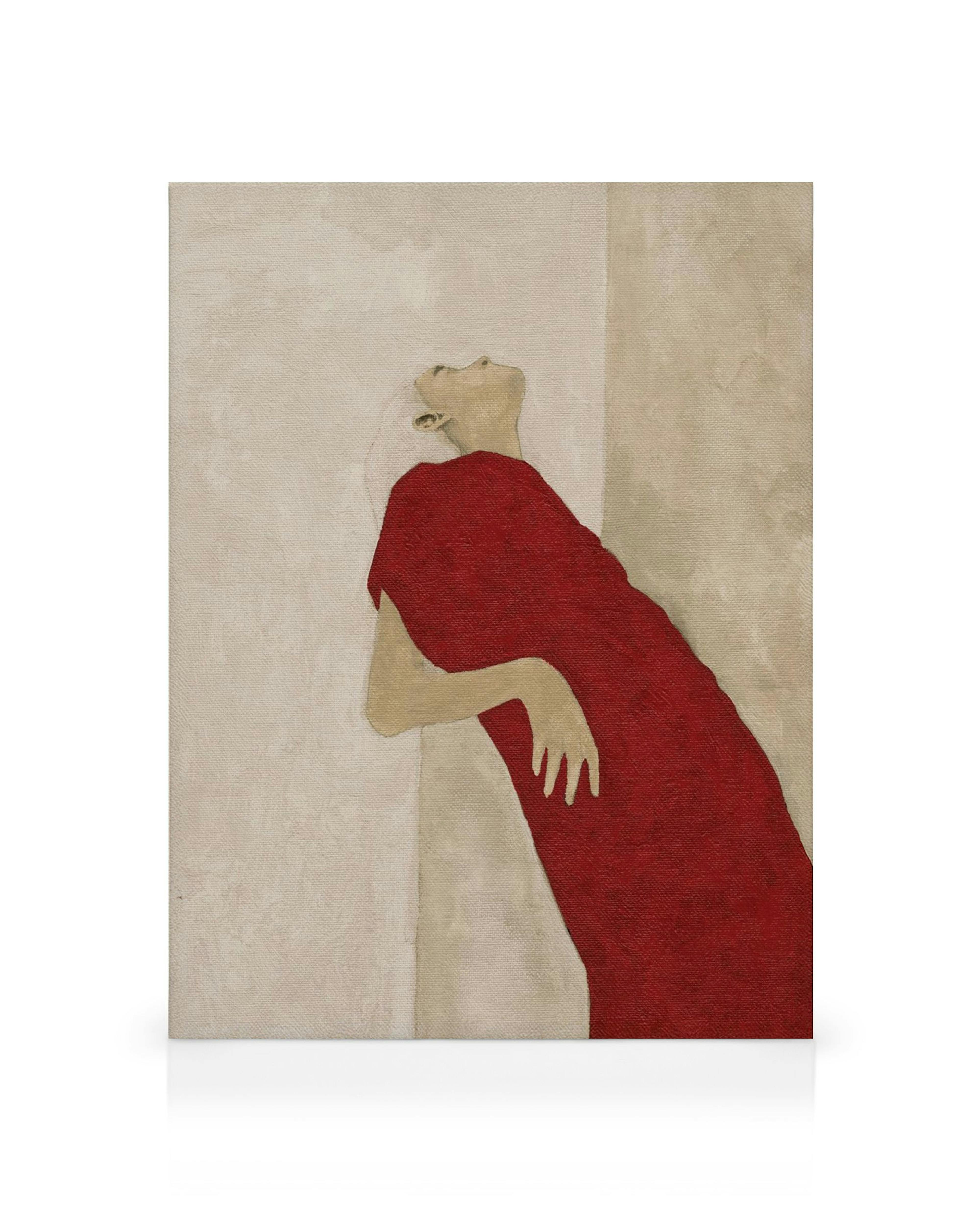 Leinwandbild einer Person in rotem Gewand, die mit erhobenem Kopf an einer hellen Wand lehnt.