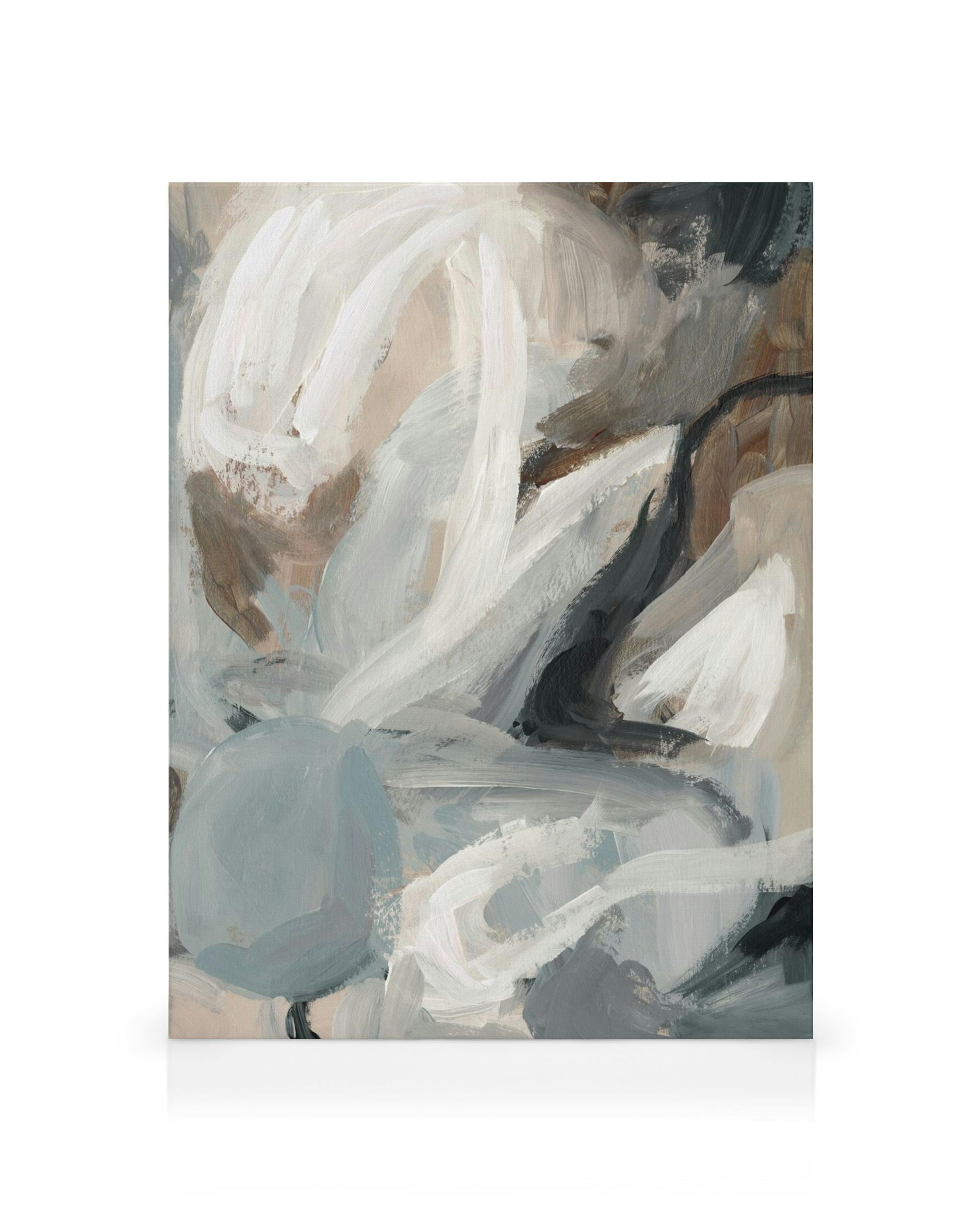 Toile abstraite avec des coups de pinceau gris, blancs, beiges et bleus pâles, créant un mouvement fluide.