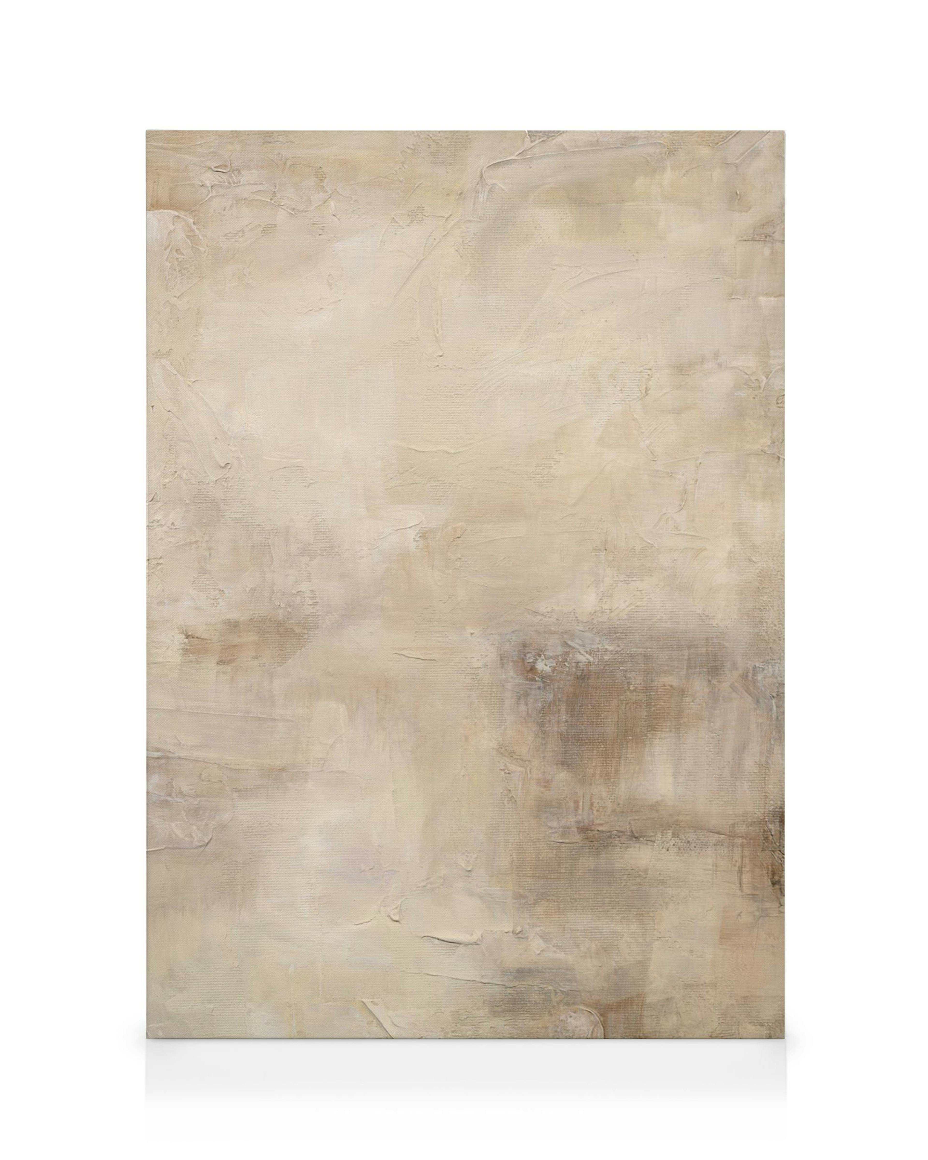 Lienzo con textura abstracta en tonos beige y marrones, con pinceladas que crean un efecto de profundidad.